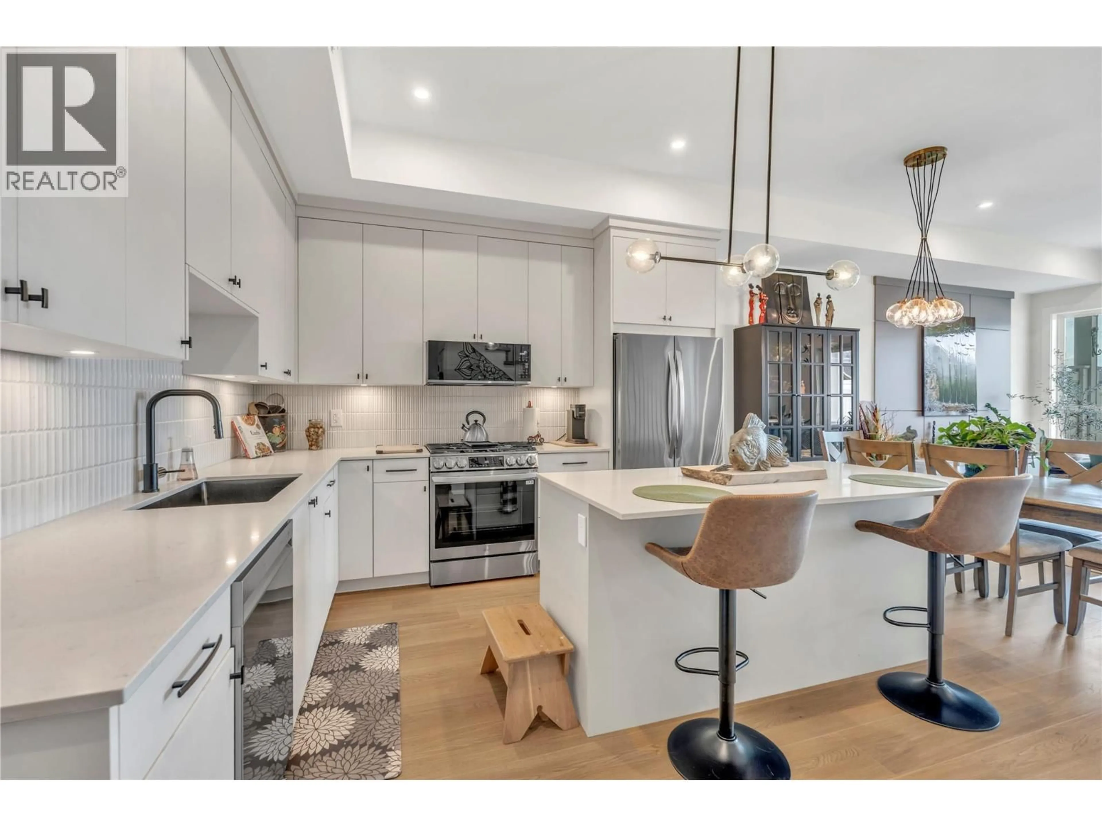 Open concept kitchen, unknown for 386 CHARDONNAY AVENUE, Oliver British Columbia V0H1T4