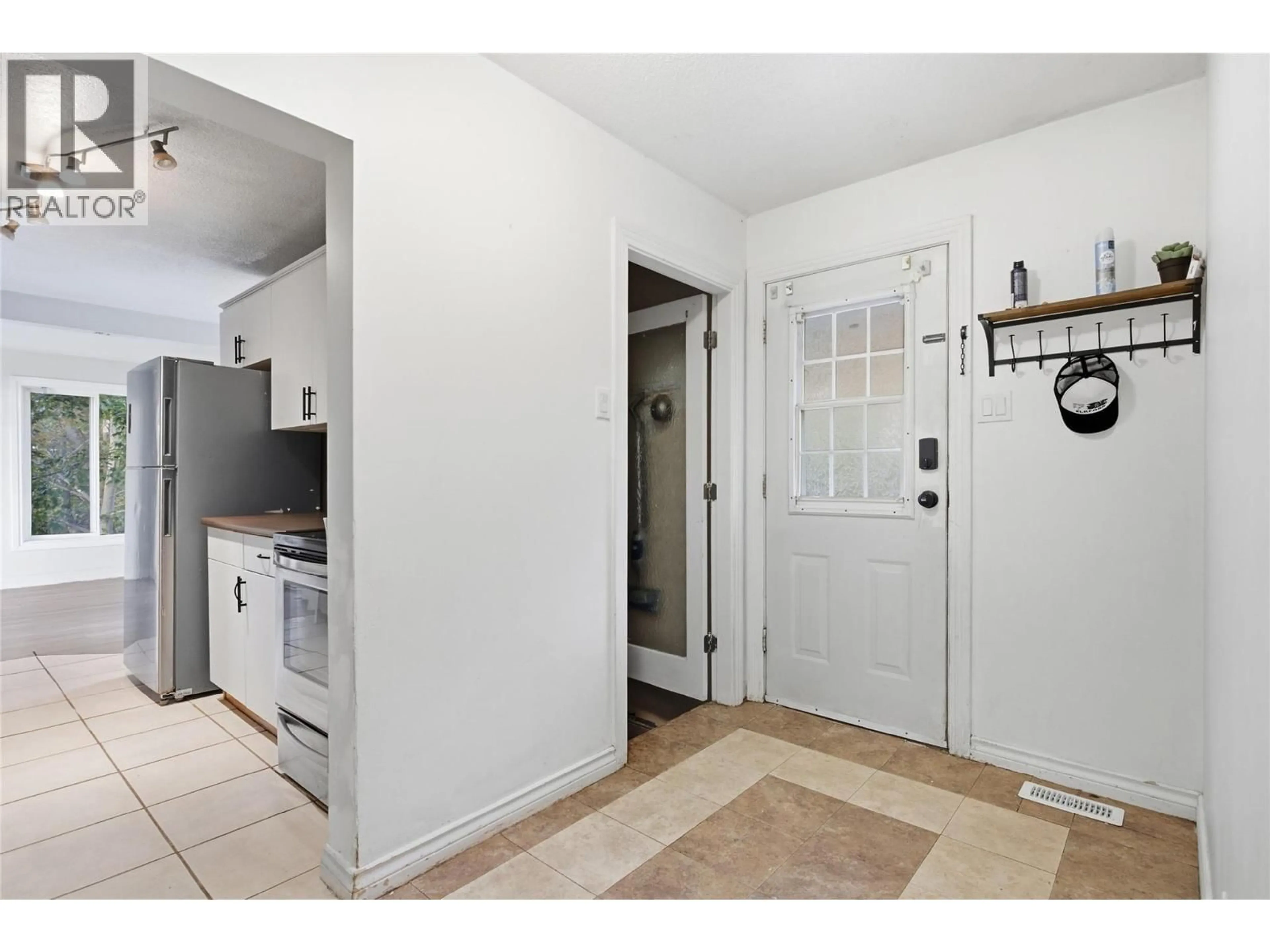Indoor entryway for 1202 CRESTWOOD DRIVE, Kamloops British Columbia V2C5G9