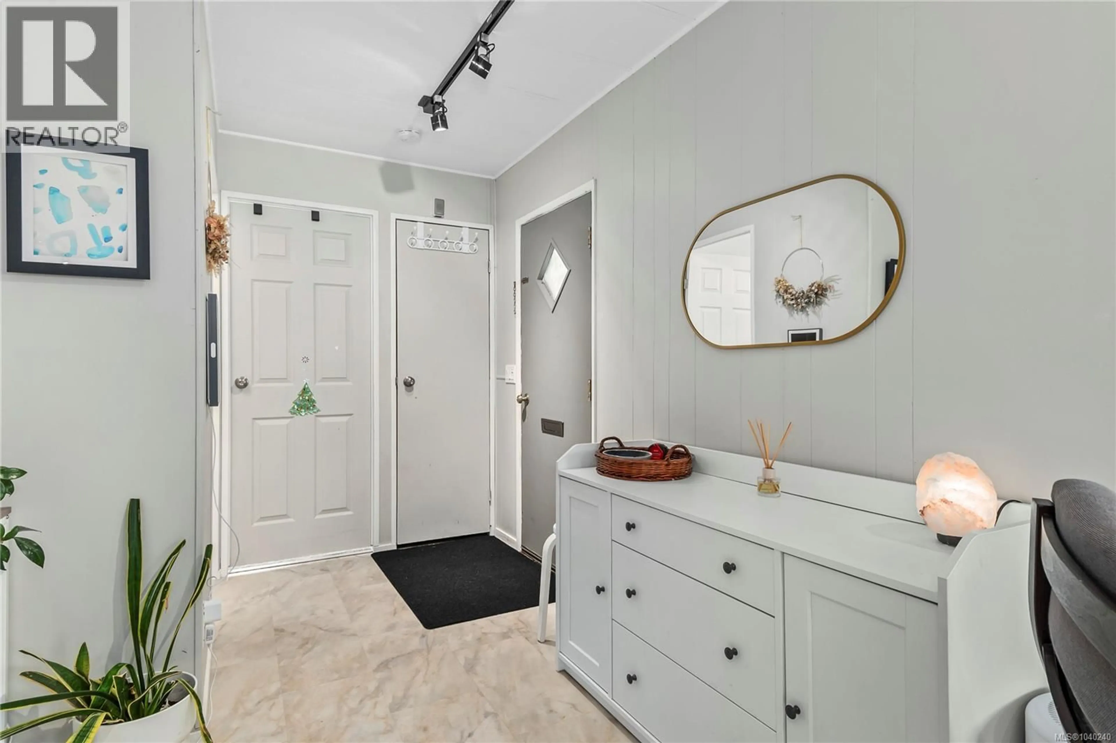 Indoor entryway for 21 - 1160 SHELLBOURNE BOULEVARD, Campbell River British Columbia V9H1H9