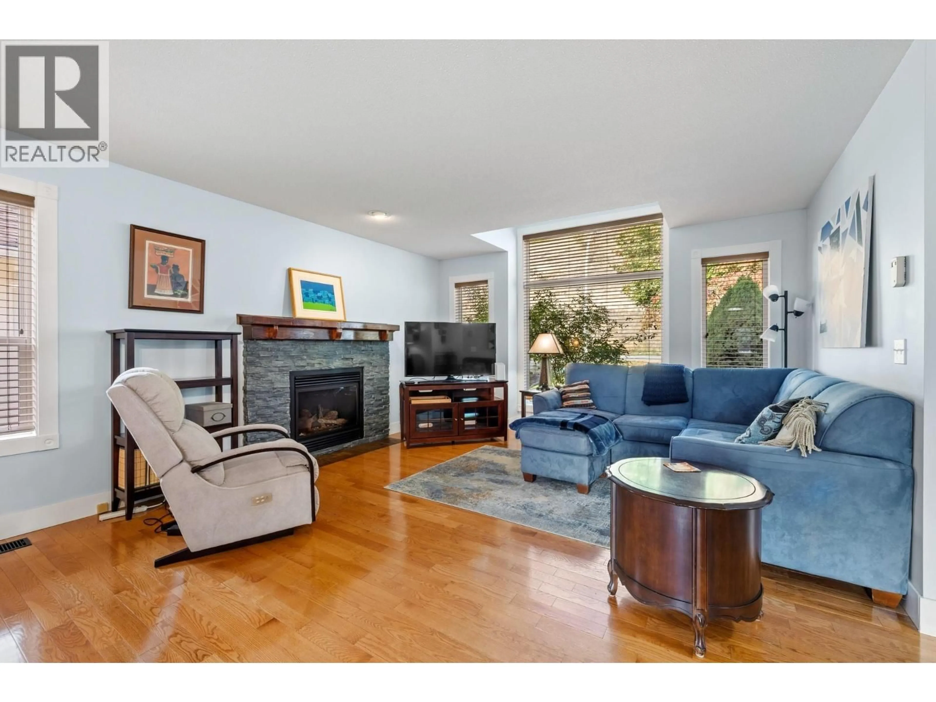 Living room with furniture, wood/laminate floor for 479 GLEN PINE COURT, Kelowna British Columbia V1V1R3