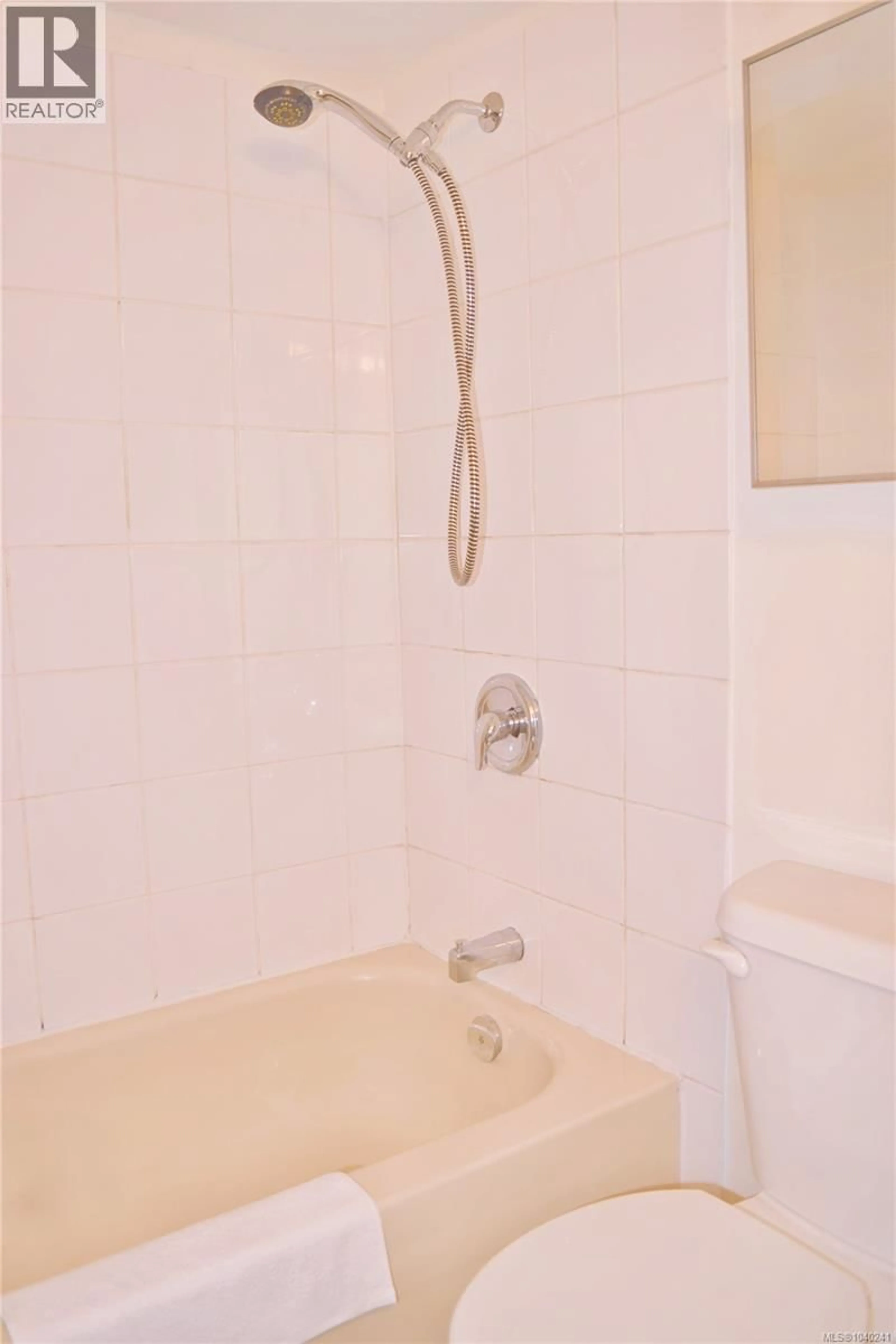 Standard bathroom, ceramic/tile floor for 101 - 1870 MCKENZIE AVENUE, Saanich British Columbia V8N4X3
