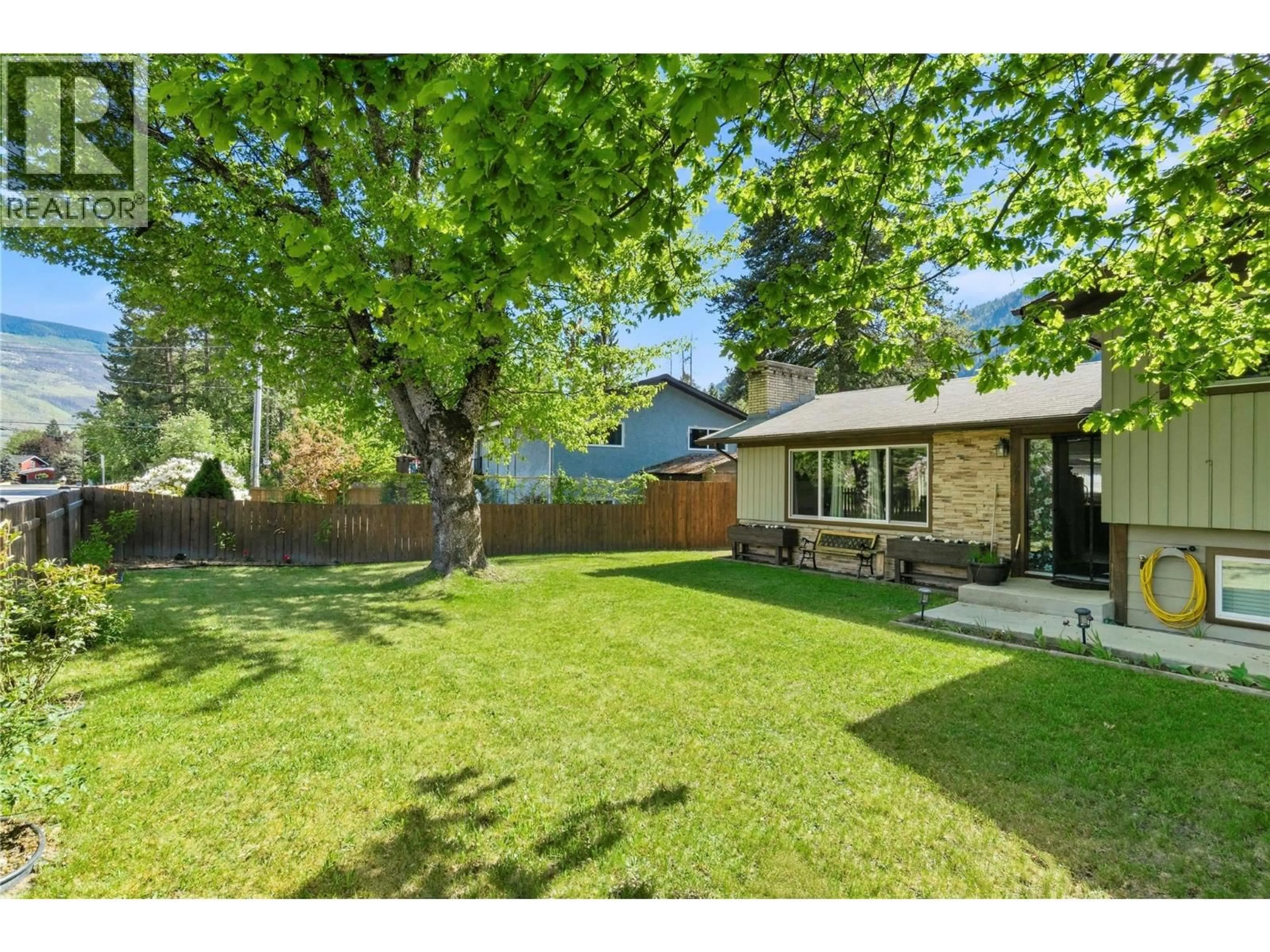 A pic from outside/outdoor area/front of a property/back of a property/a pic from drone, street for 606 RIVERSIDE AVENUE, Sicamous British Columbia V0E2V0