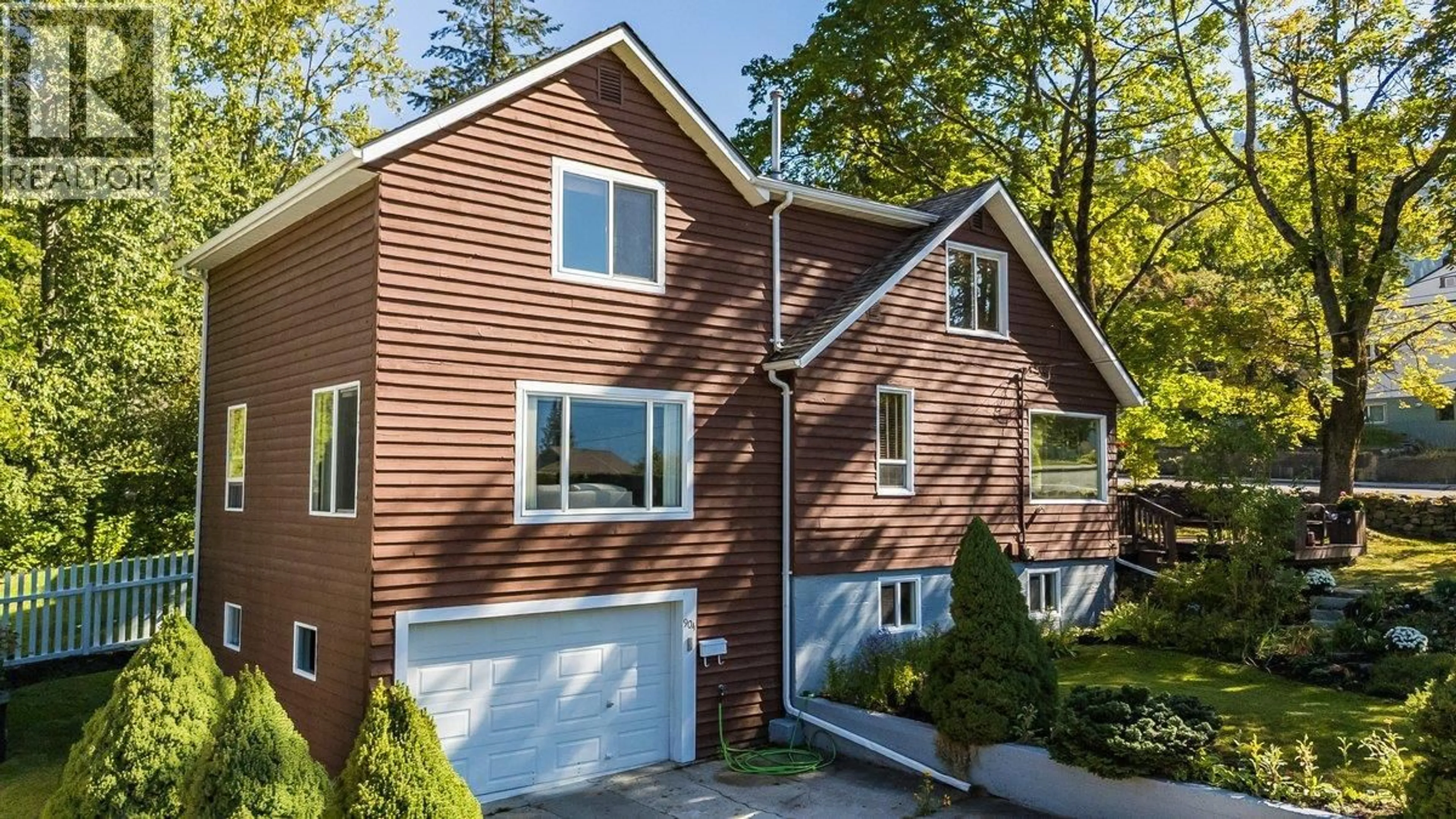 Home with vinyl exterior material, street for 904 5TH STREET, Nelson British Columbia V1L2X8