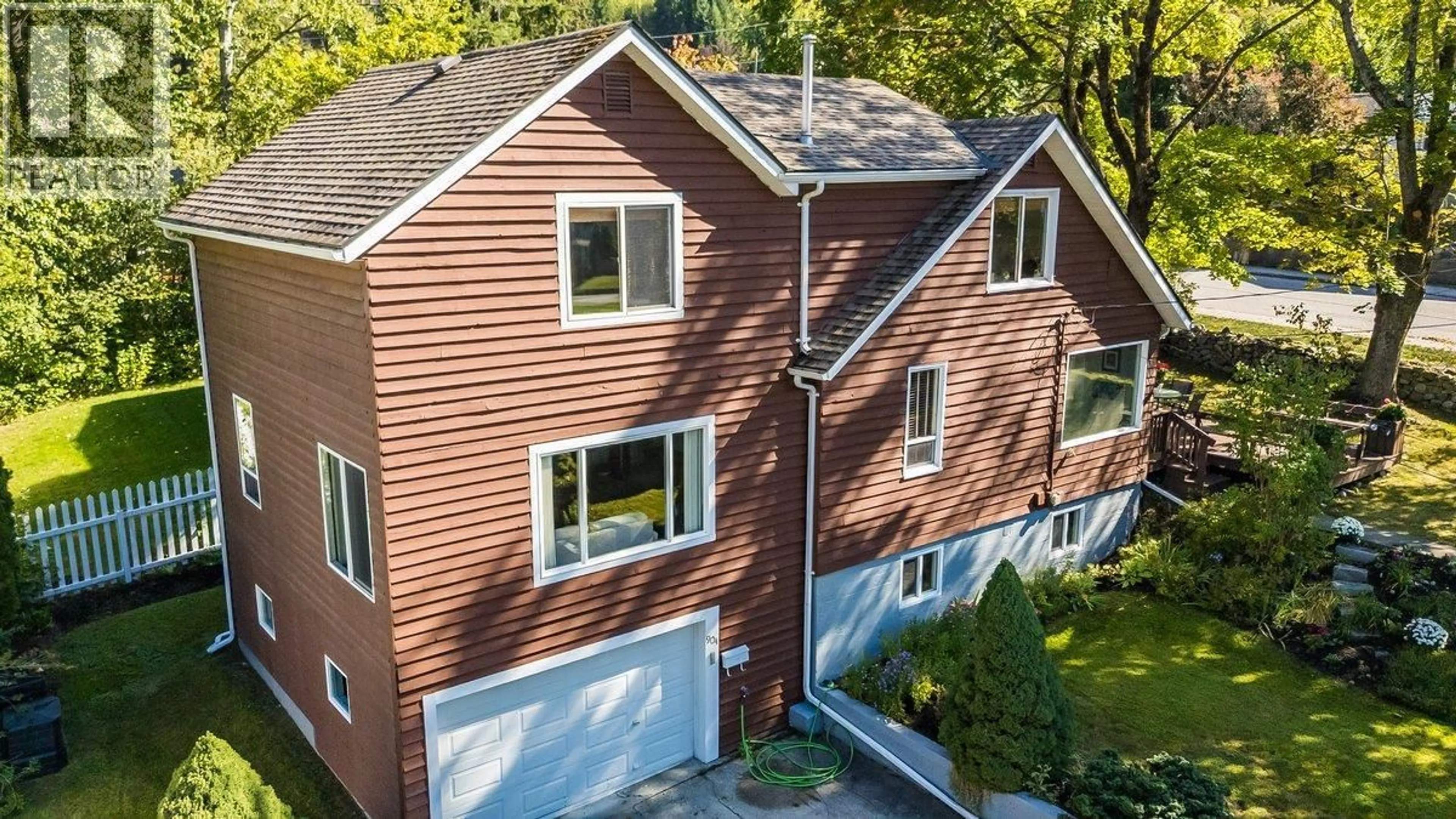 A pic from outside/outdoor area/front of a property/back of a property/a pic from drone, street for 904 5TH STREET, Nelson British Columbia V1L2X8
