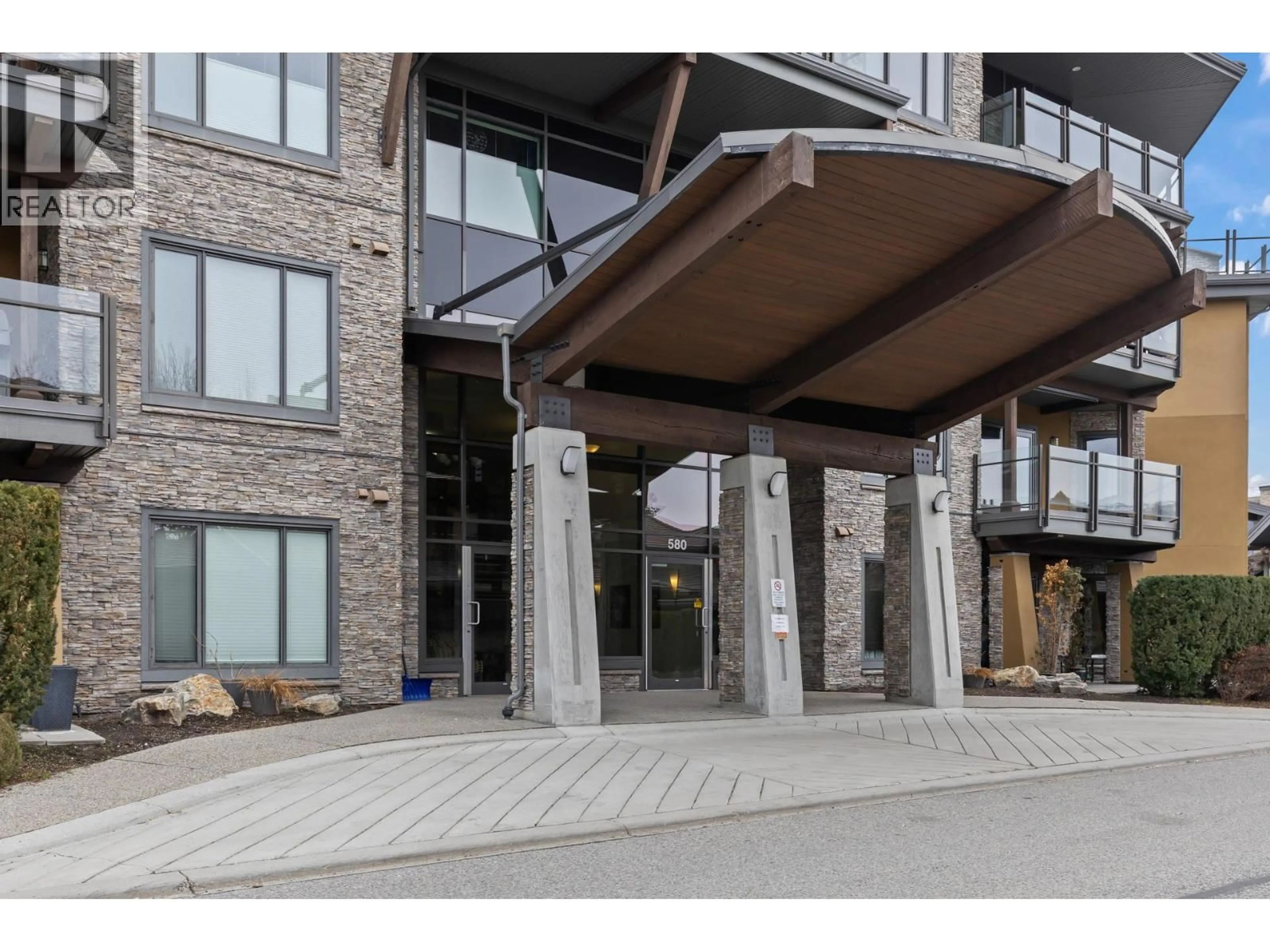 Indoor foyer for 115 - 580 SARSONS ROAD, Kelowna British Columbia V1W5H5