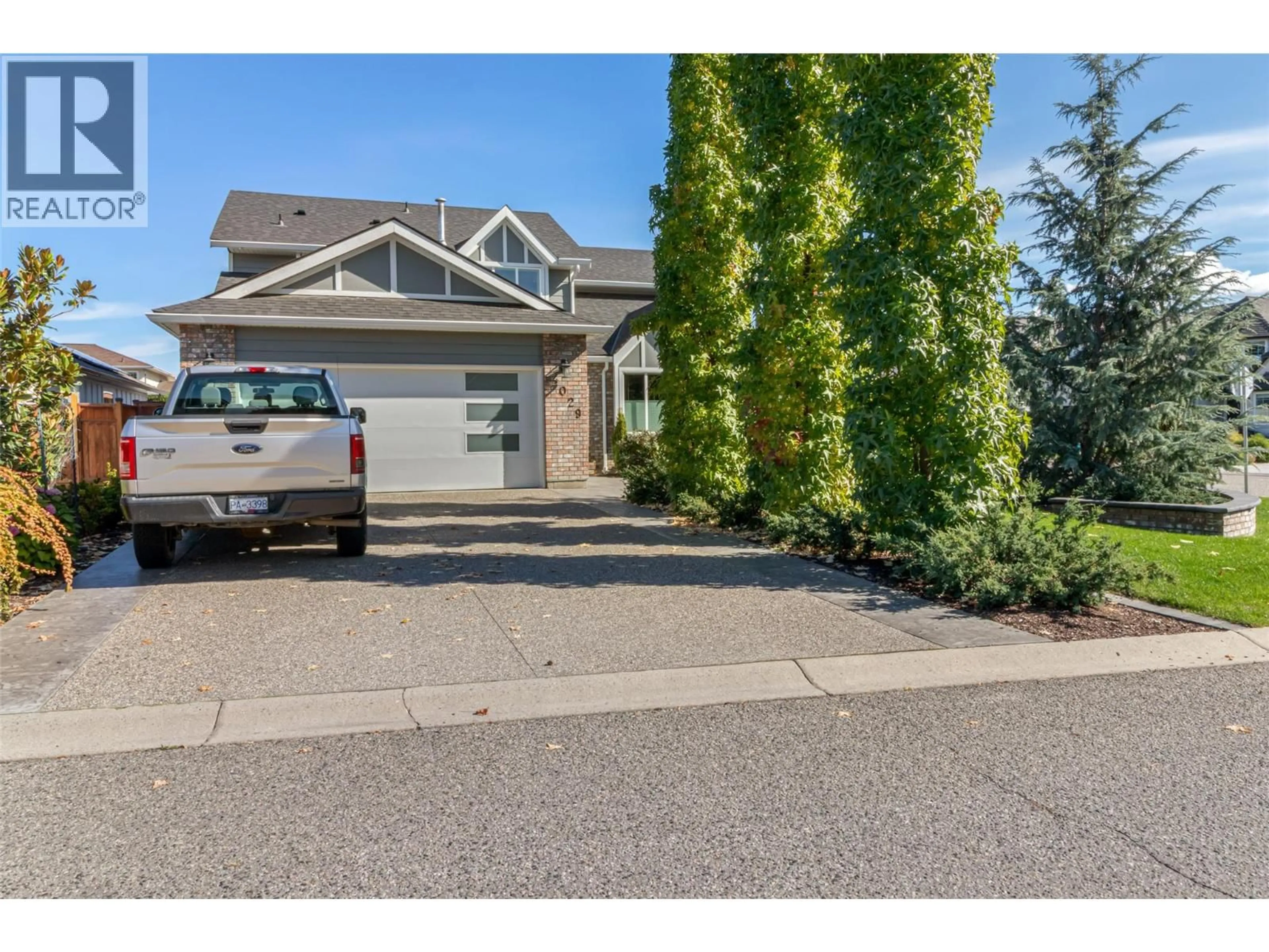 Home with vinyl exterior material, street for 4029 BELMONT ROAD, Kelowna British Columbia V1W2Z2