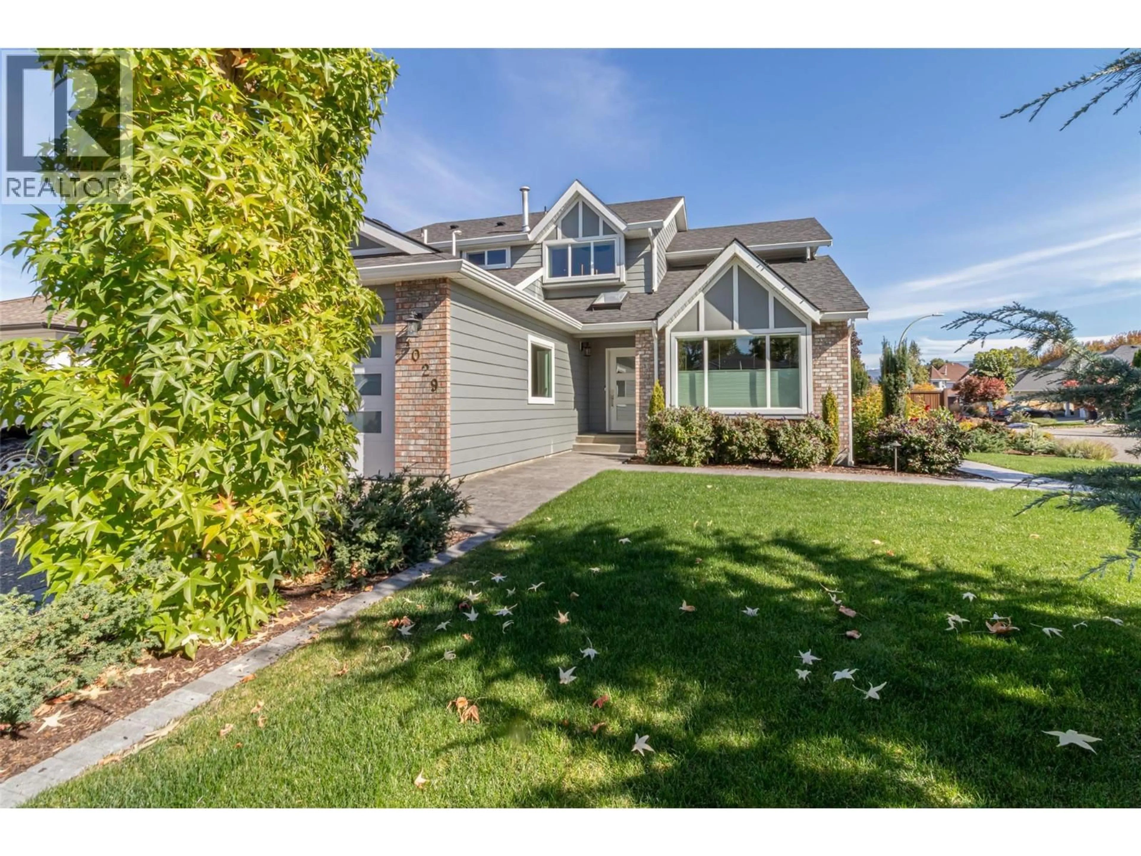 Home with vinyl exterior material, street for 4029 BELMONT ROAD, Kelowna British Columbia V1W2Z2