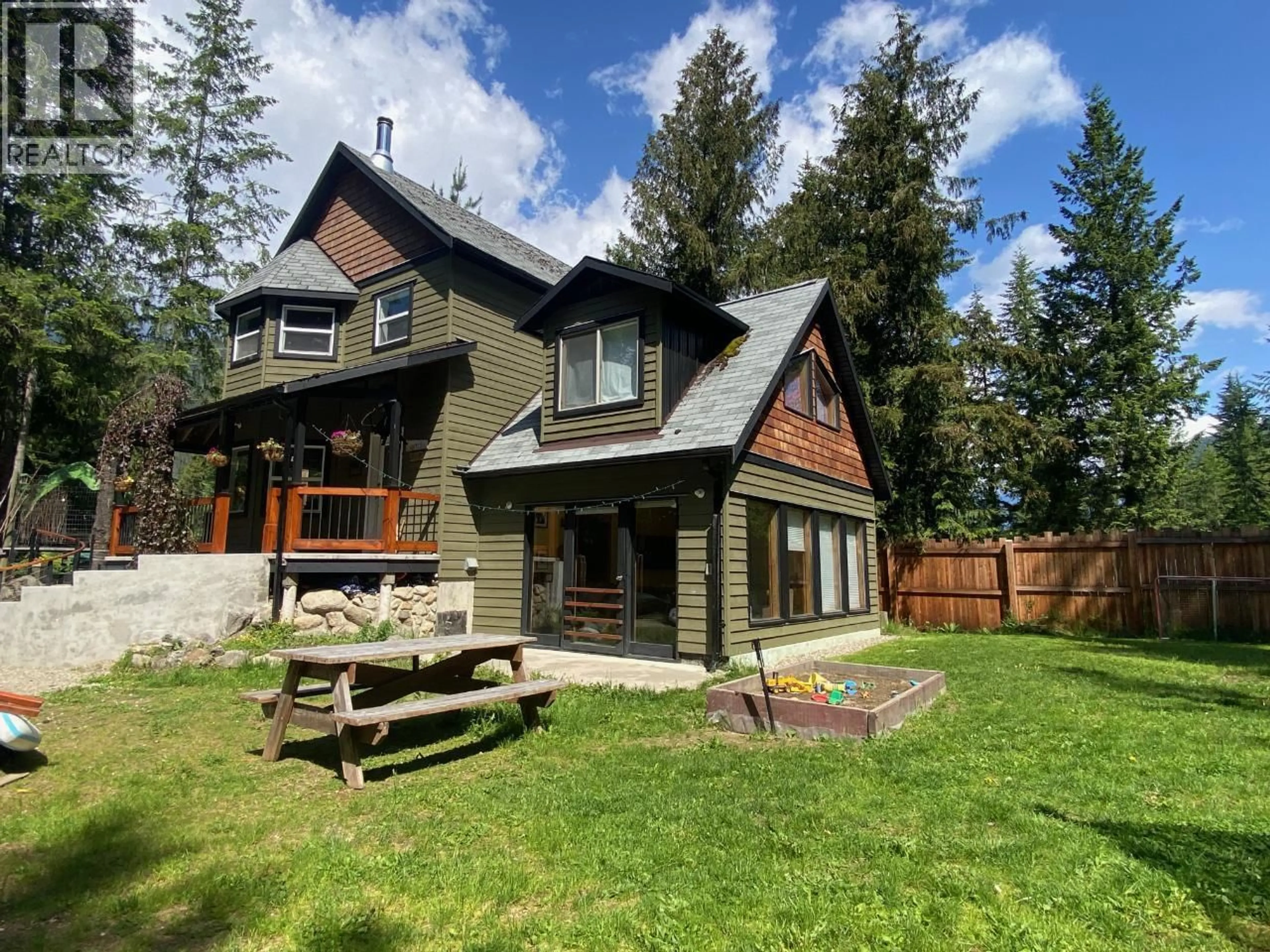 A pic from outside/outdoor area/front of a property/back of a property/a pic from drone, unknown for 1112 HUME STREET, Slocan British Columbia V0G2C0