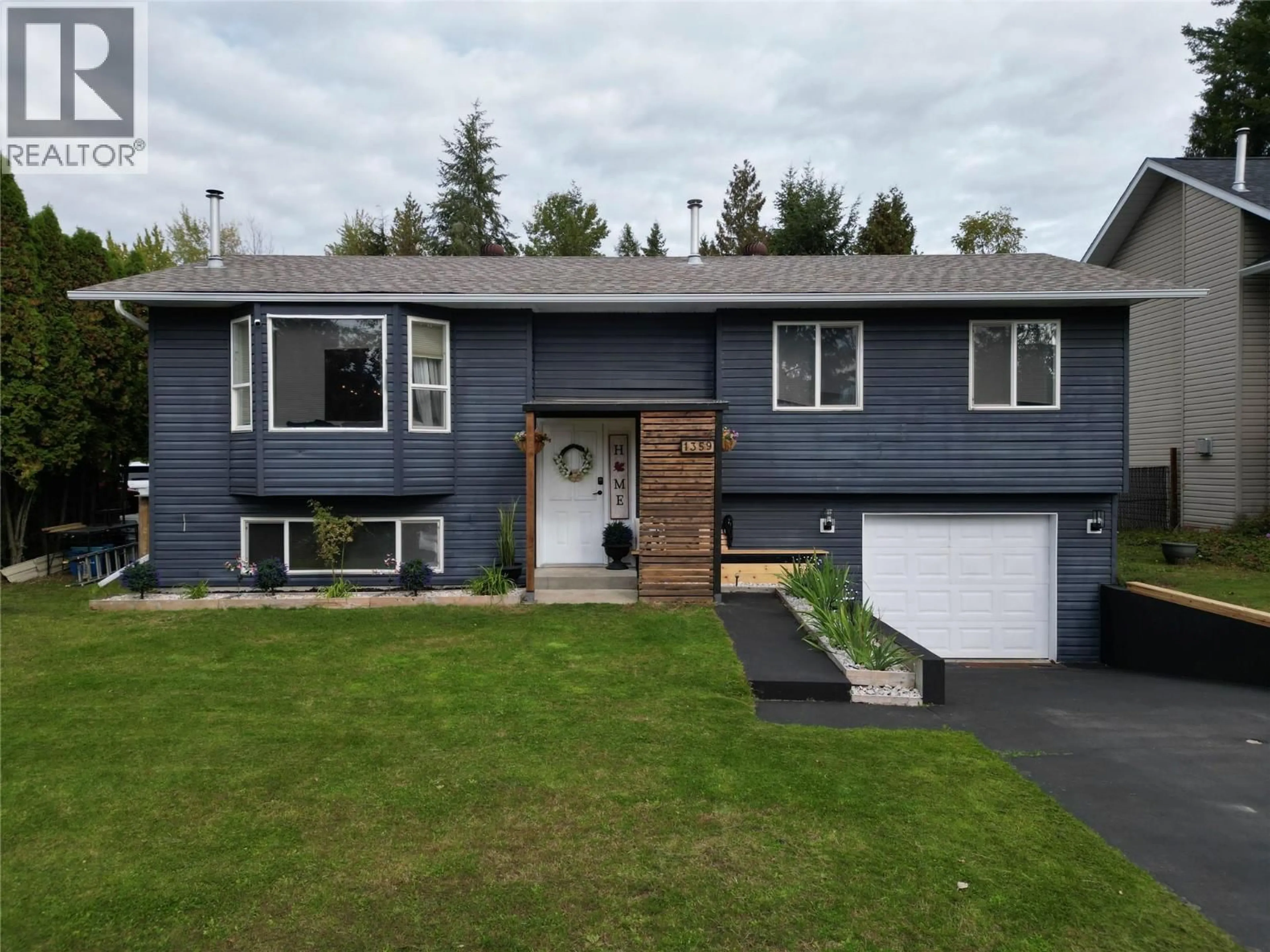 Home with vinyl exterior material, street for 1359 GROSVENOR PLACE, Castlegar British Columbia V1N3X8