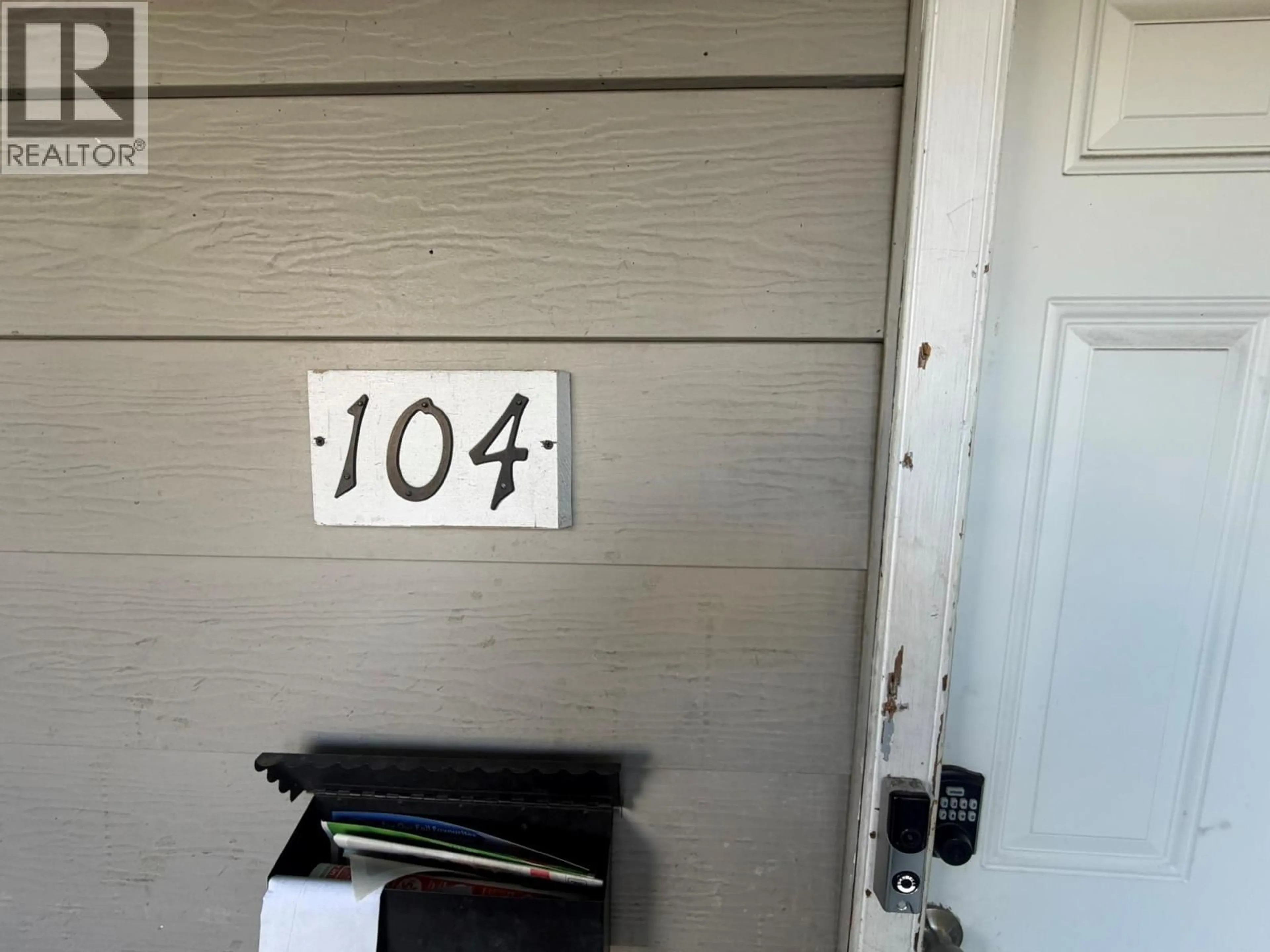 Indoor entryway for 104 - 3710 24 AVENUE, Vernon British Columbia V1T1L9