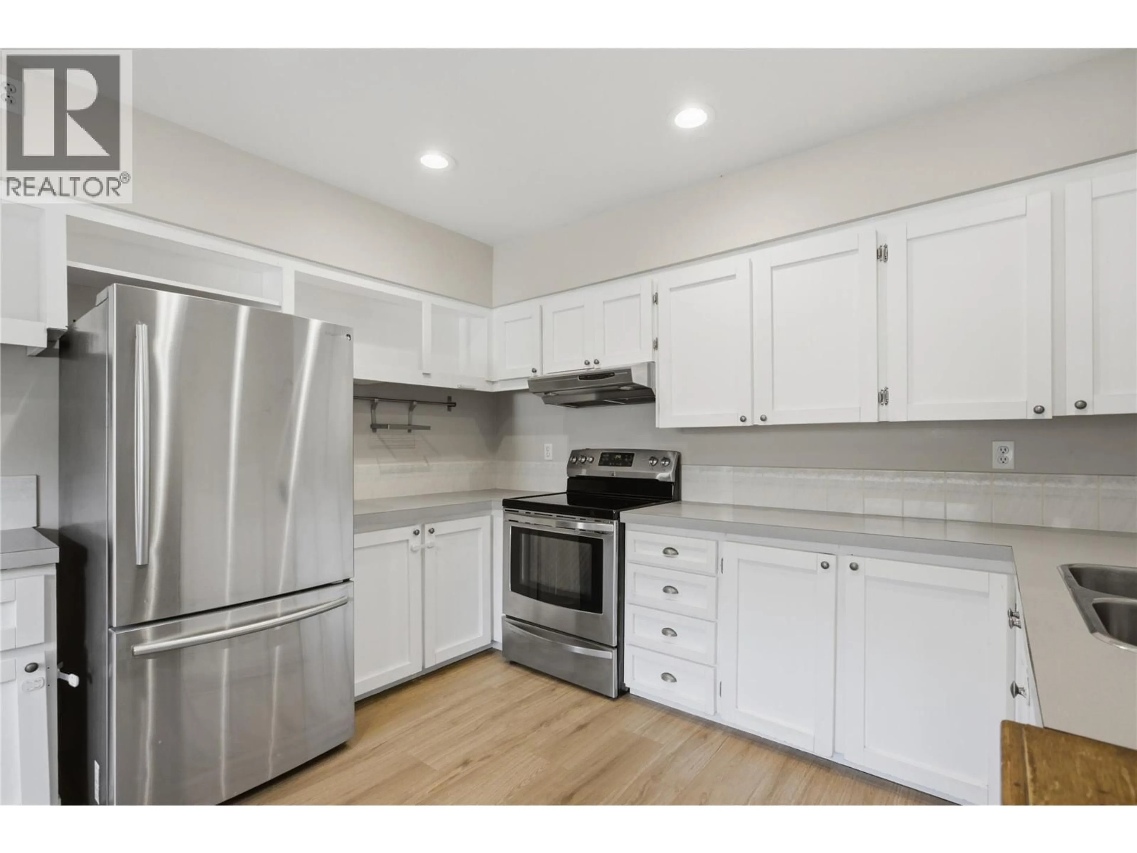 Standard kitchen, unknown for 2231/2233 VALLEYVIEW DRIVE, Kamloops British Columbia V2C4C8