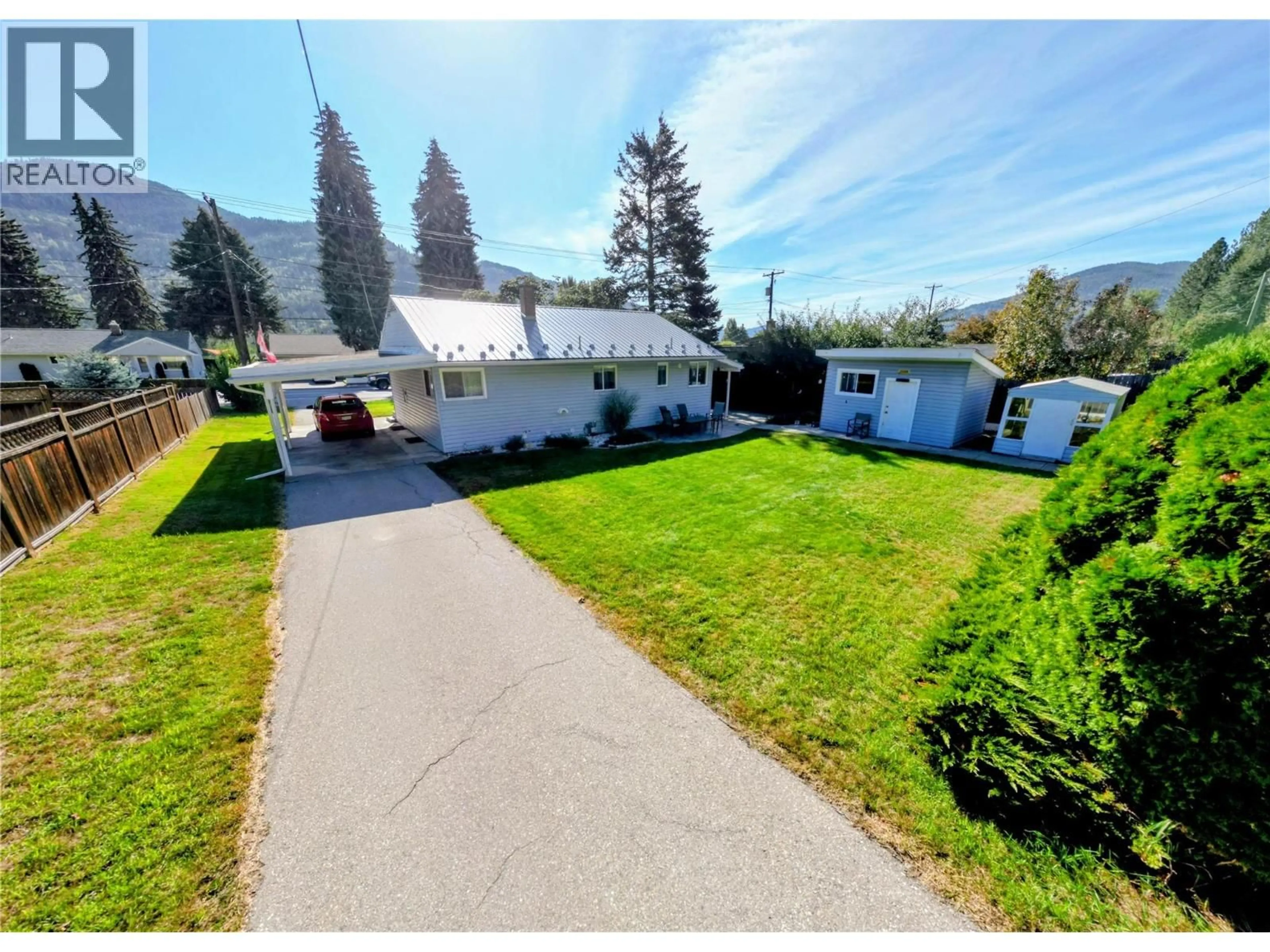 A pic from outside/outdoor area/front of a property/back of a property/a pic from drone, street for 460 10TH AVENUE, Montrose British Columbia V0G1P0
