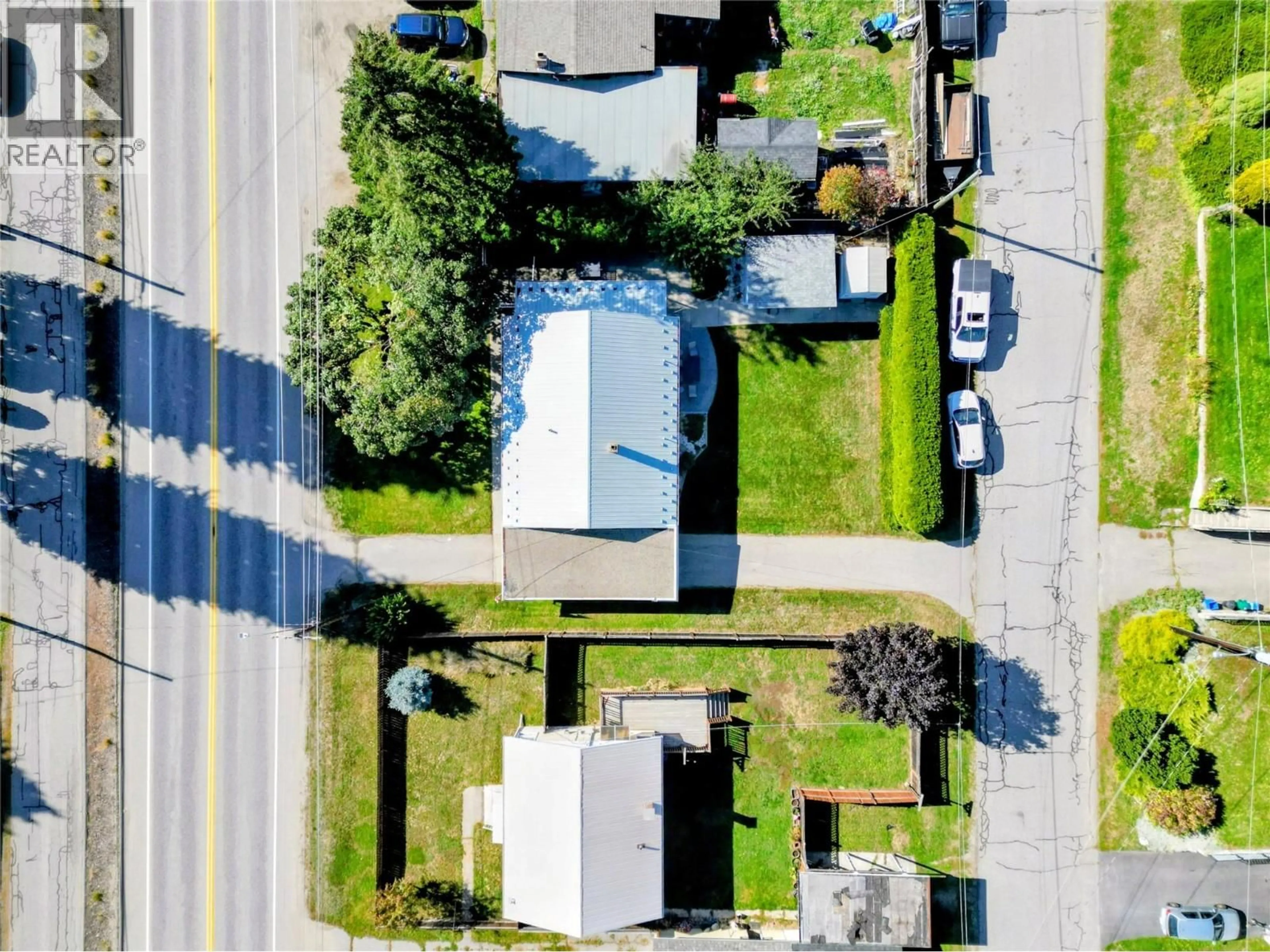 A pic from outside/outdoor area/front of a property/back of a property/a pic from drone, street for 460 10TH AVENUE, Montrose British Columbia V0G1P0