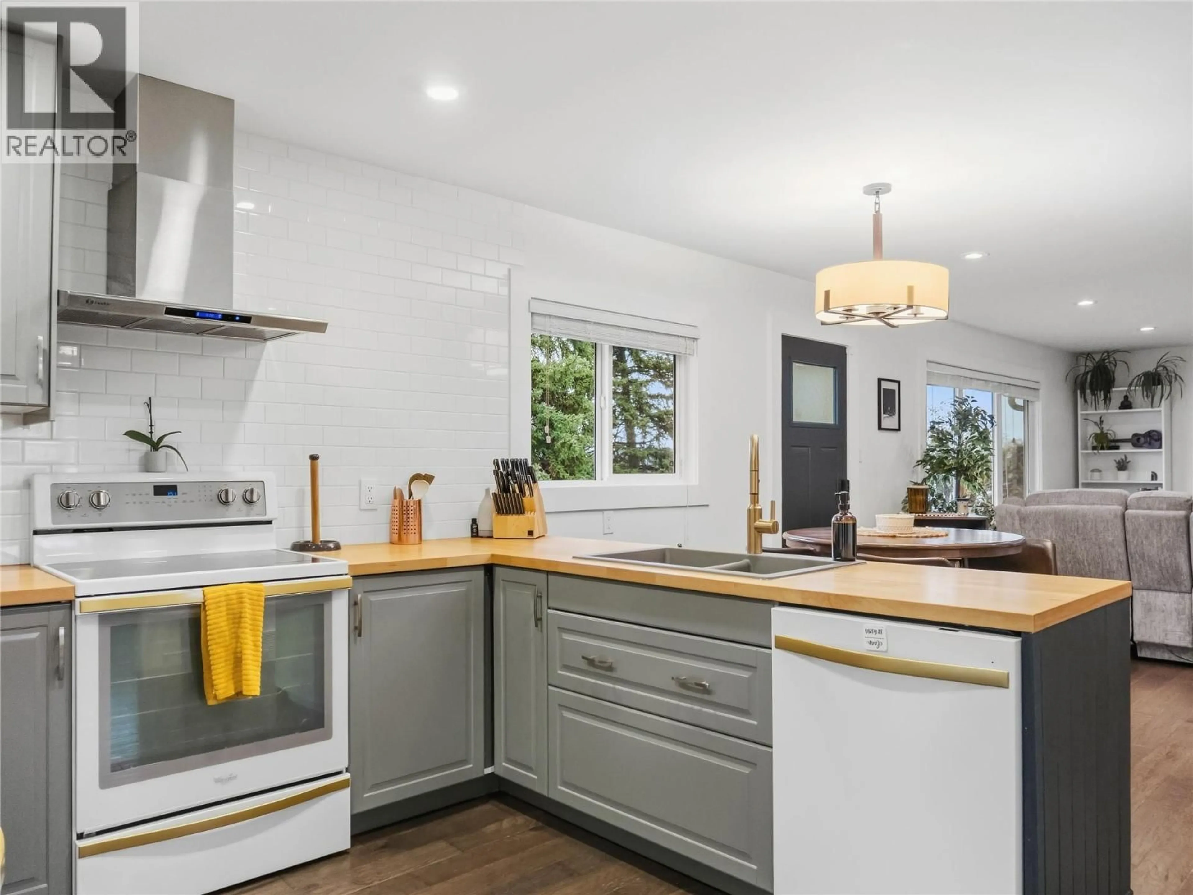 Open concept kitchen, unknown for 1537 115 AVENUE, Dawson Creek British Columbia V1G3C6