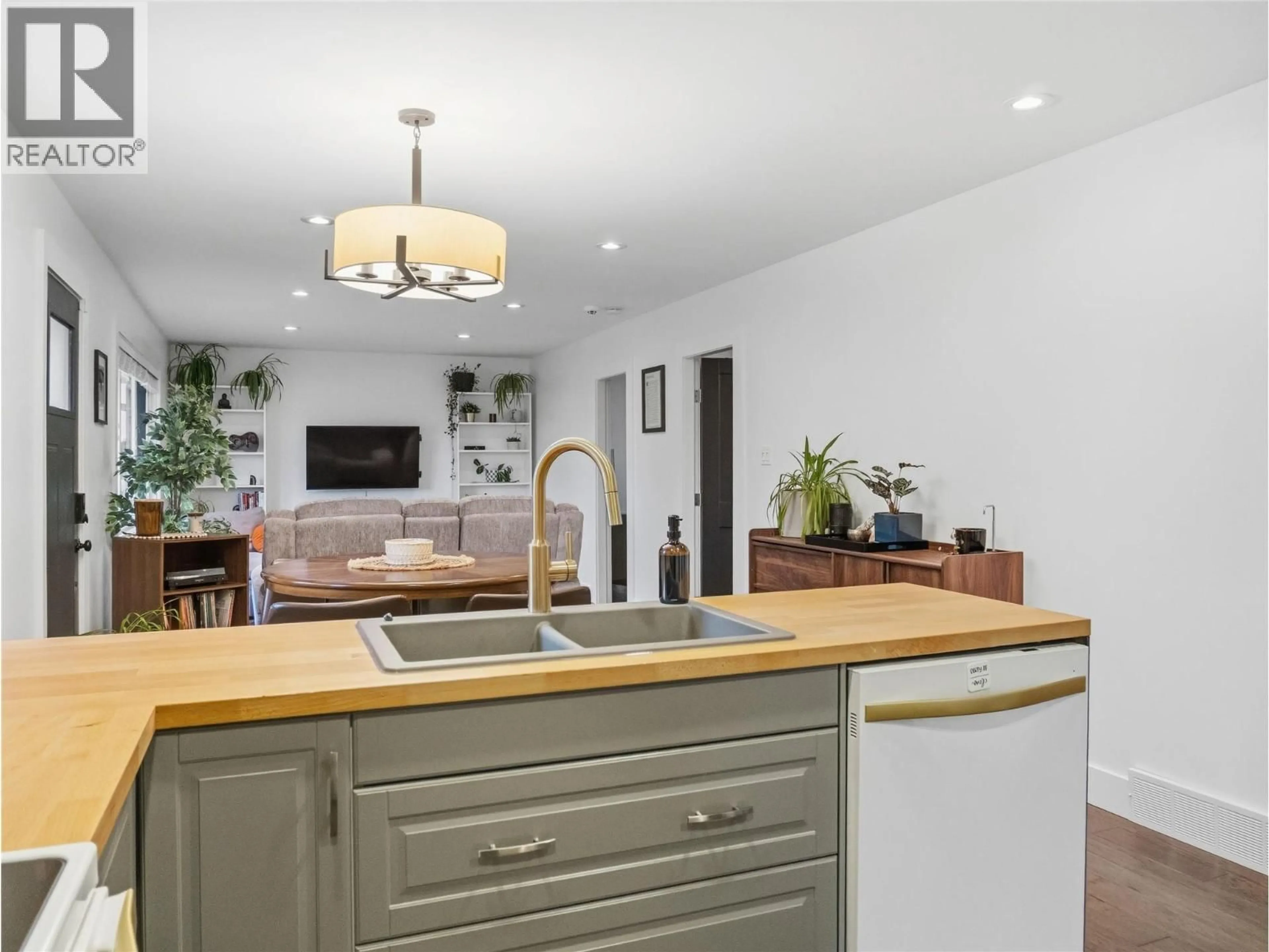 Open concept kitchen, unknown for 1537 115 AVENUE, Dawson Creek British Columbia V1G3C6