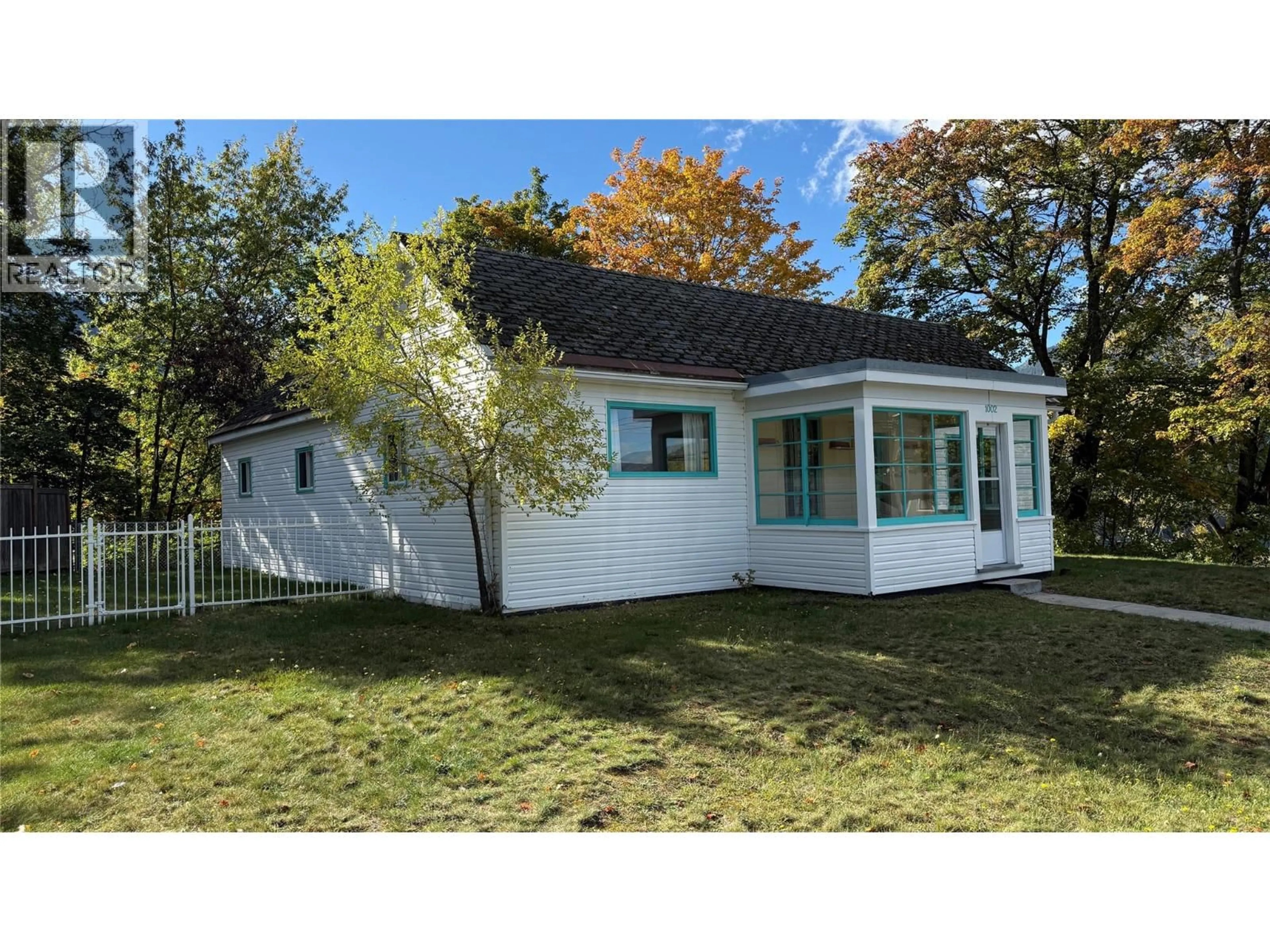 Home with vinyl exterior material, building for 1002 KOOTENAY STREET, Nelson British Columbia V1L1L4