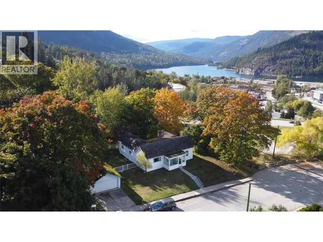 1002 KOOTENAY STREET, Nelson 3
