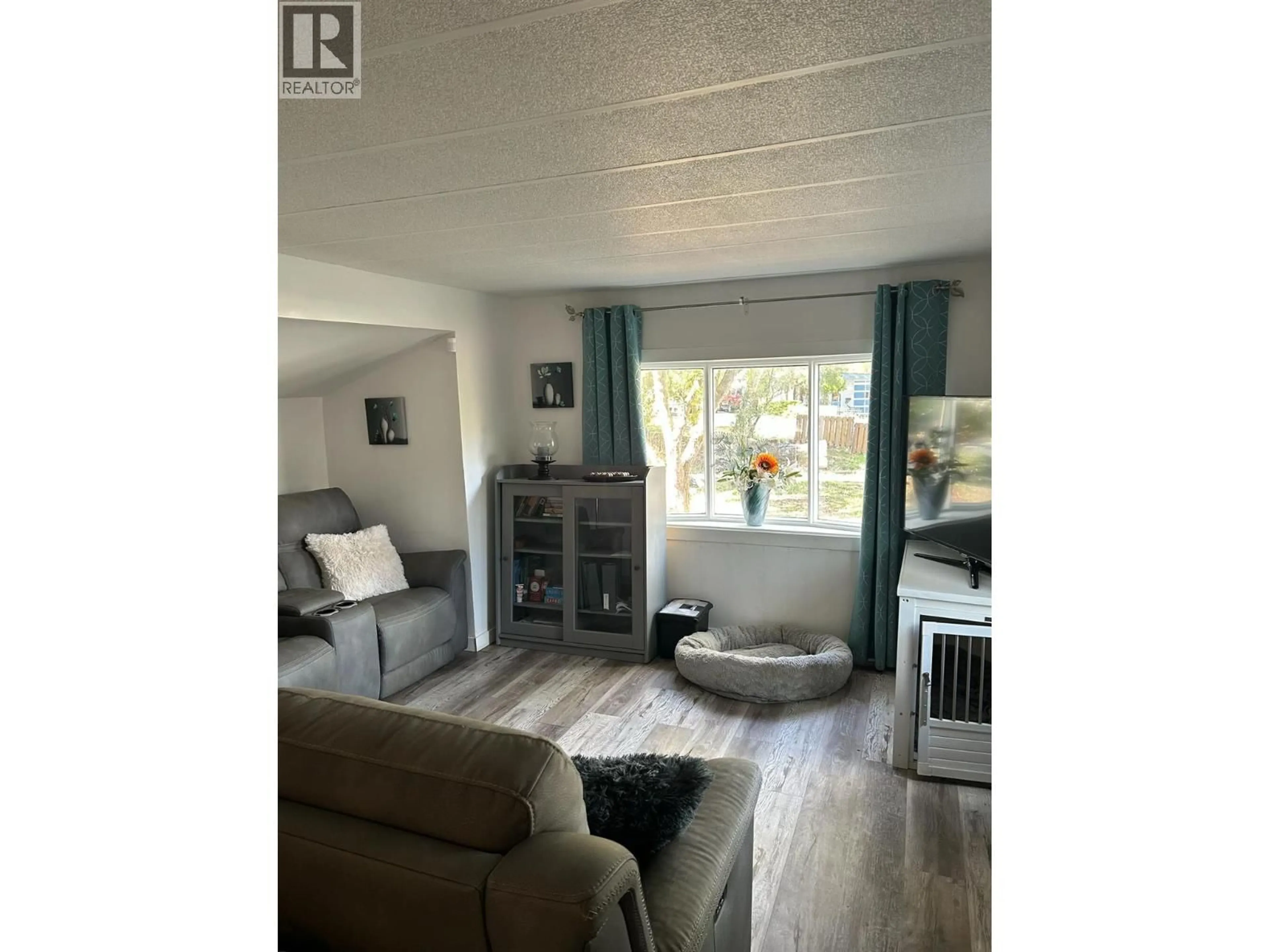 Living room with furniture, wood/laminate floor for 5317 FREDA AVENUE, Kamloops British Columbia V2C5A6