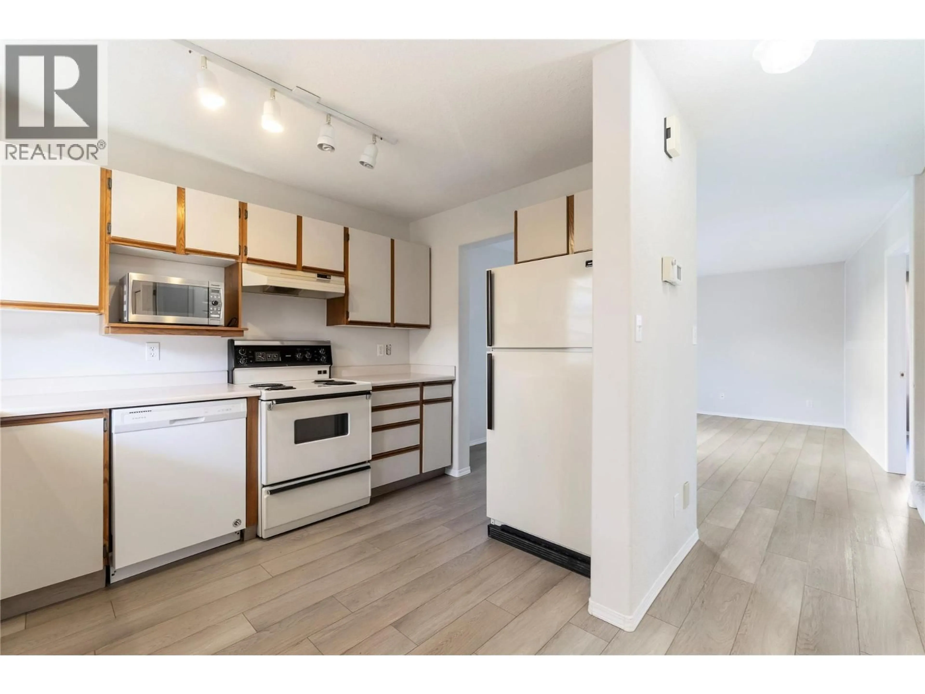Standard kitchen, wood/laminate floor for 6 - 600 10 STREET SOUTHWEST, Salmon Arm British Columbia V1E1J7