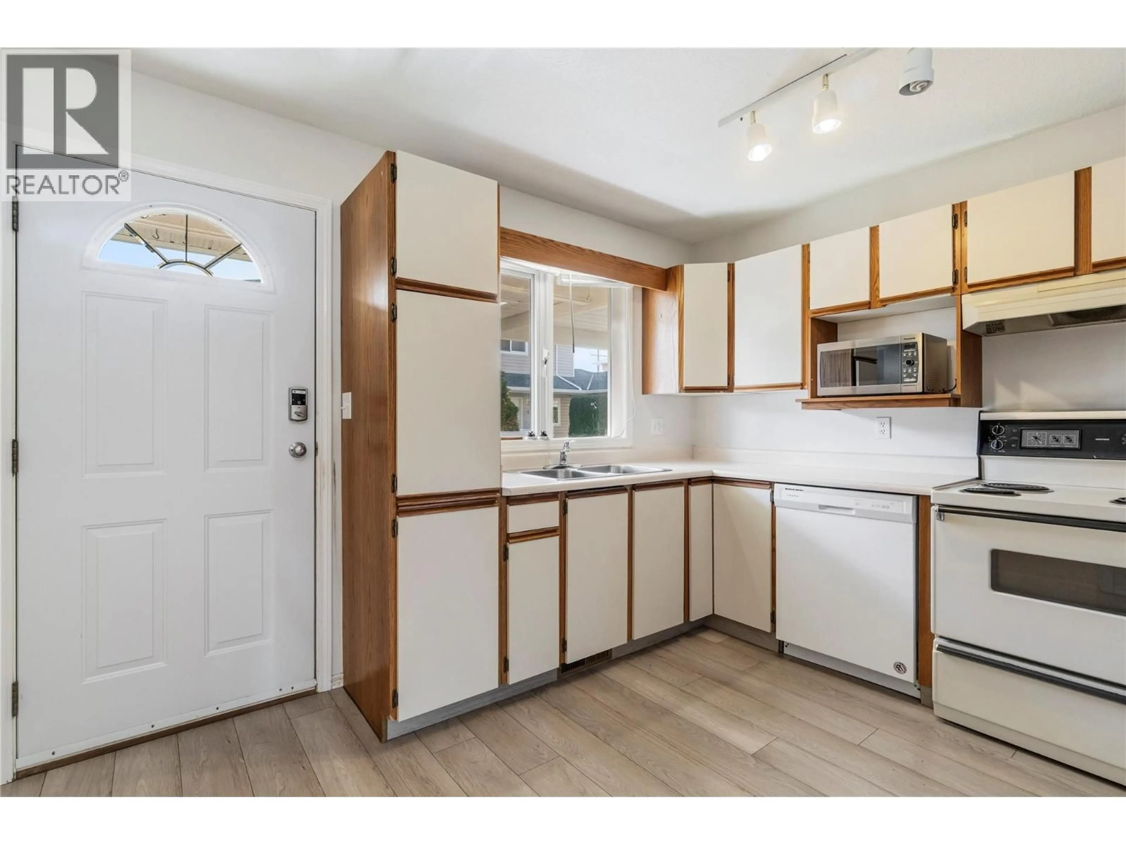 Standard kitchen, unknown for 6 - 600 10 STREET SOUTHWEST, Salmon Arm British Columbia V1E1J7