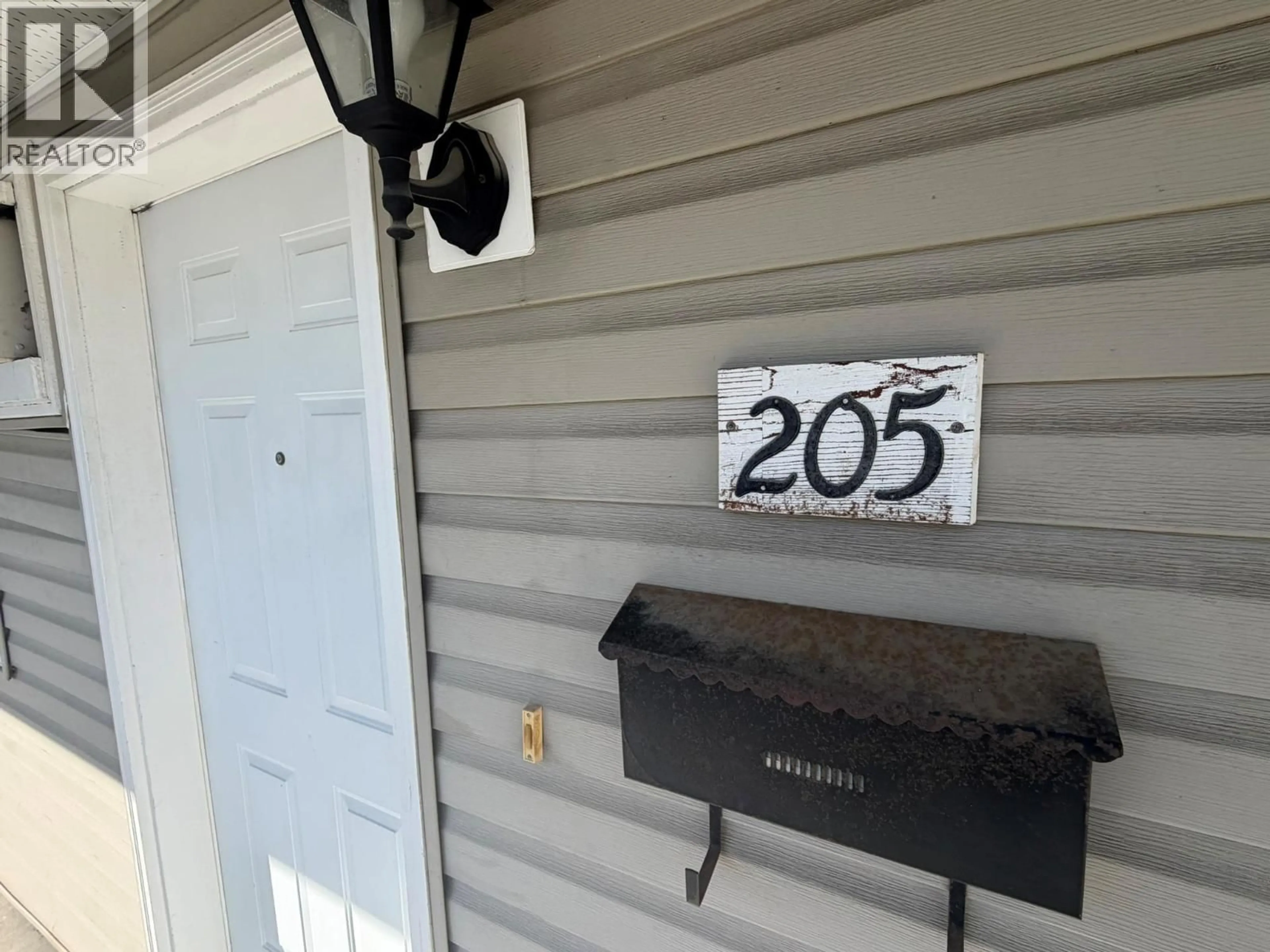 Indoor entryway for 205 - 3712 24 AVENUE, Vernon British Columbia V1T1L9