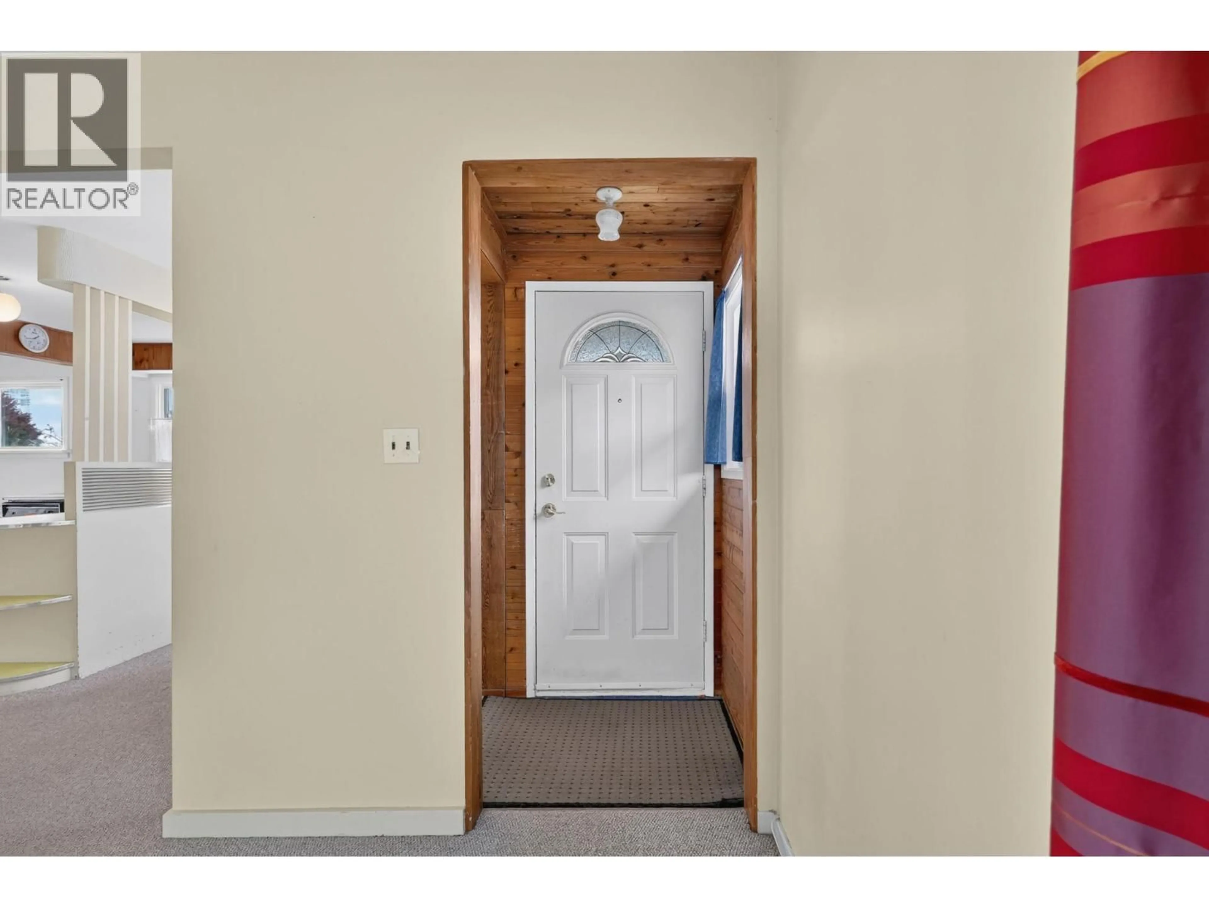 Indoor entryway for 879 TRENCH COURT, Kelowna British Columbia V1Y8H3