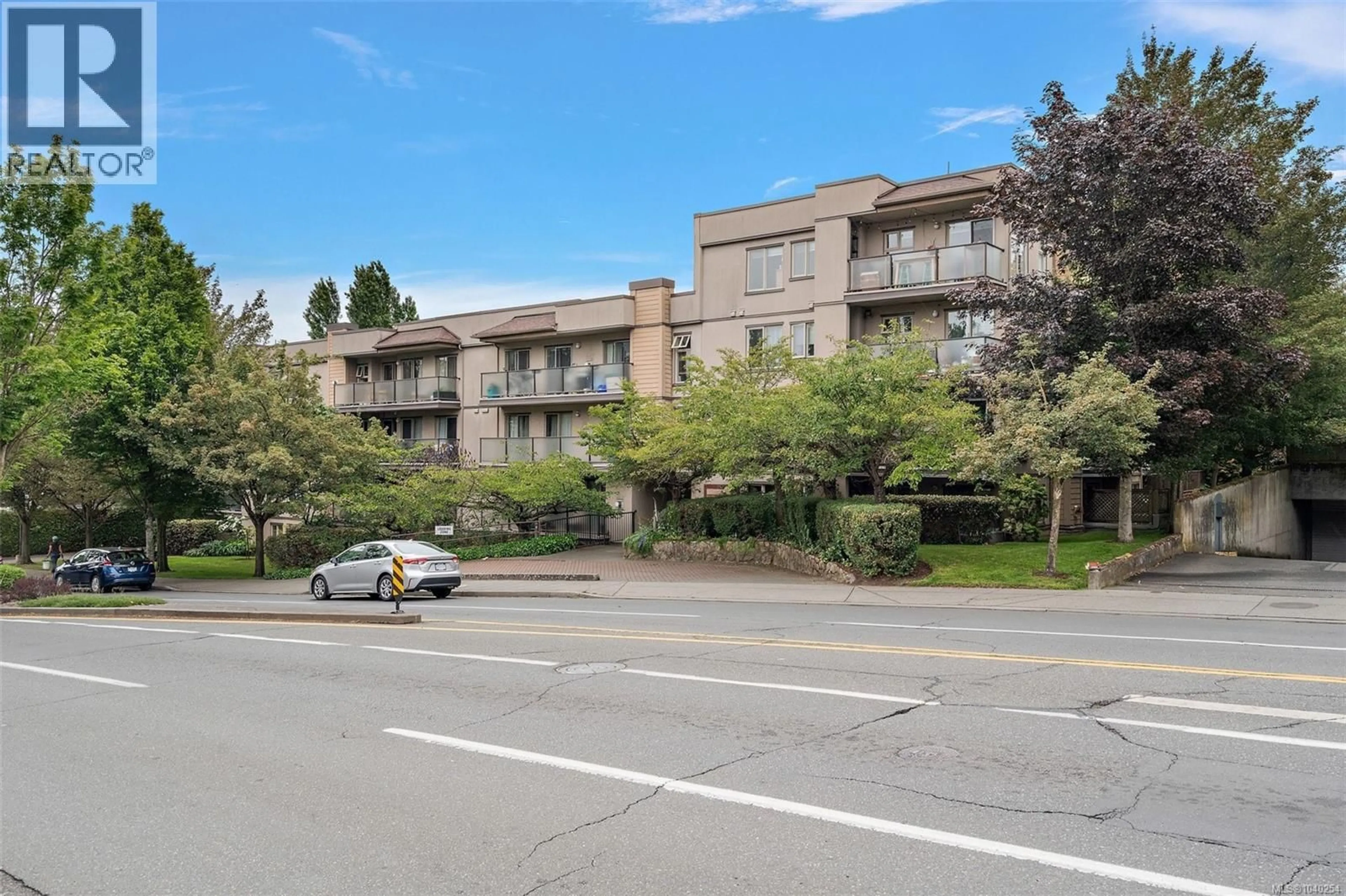 Unknown for 206 - 2527 QUADRA STREET, Victoria British Columbia V8T4E1