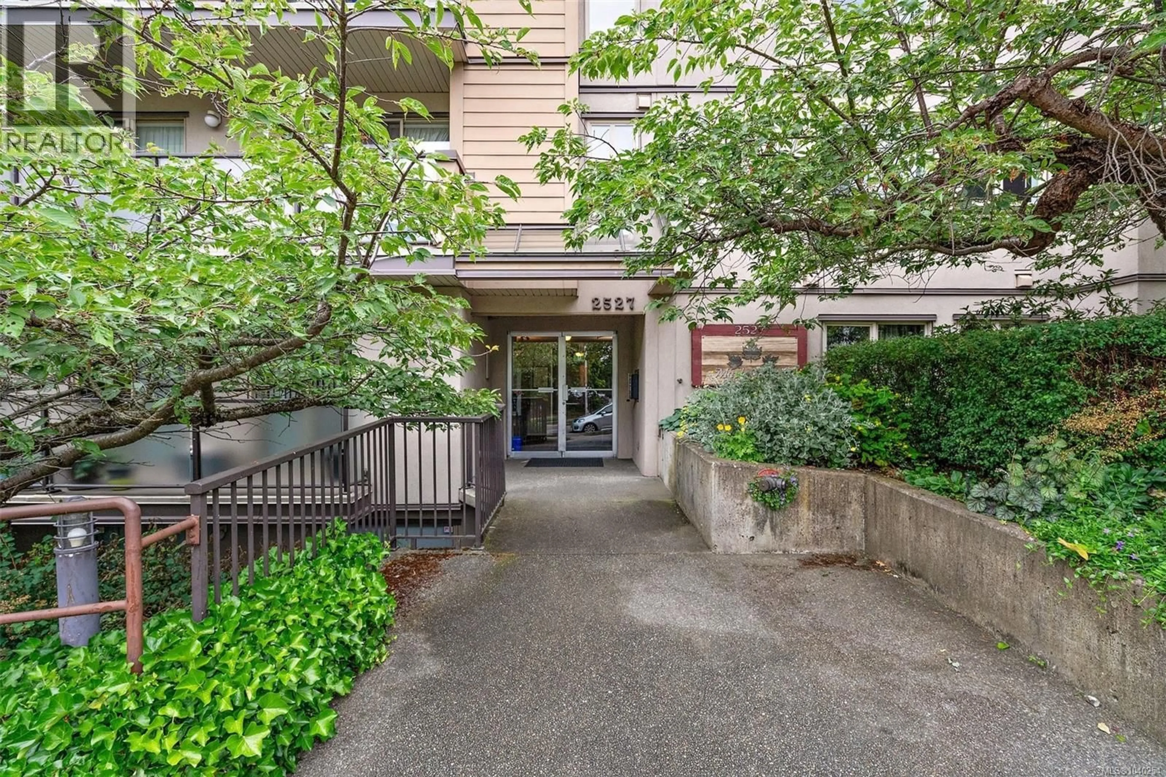 Indoor foyer for 206 - 2527 QUADRA STREET, Victoria British Columbia V8T4E1