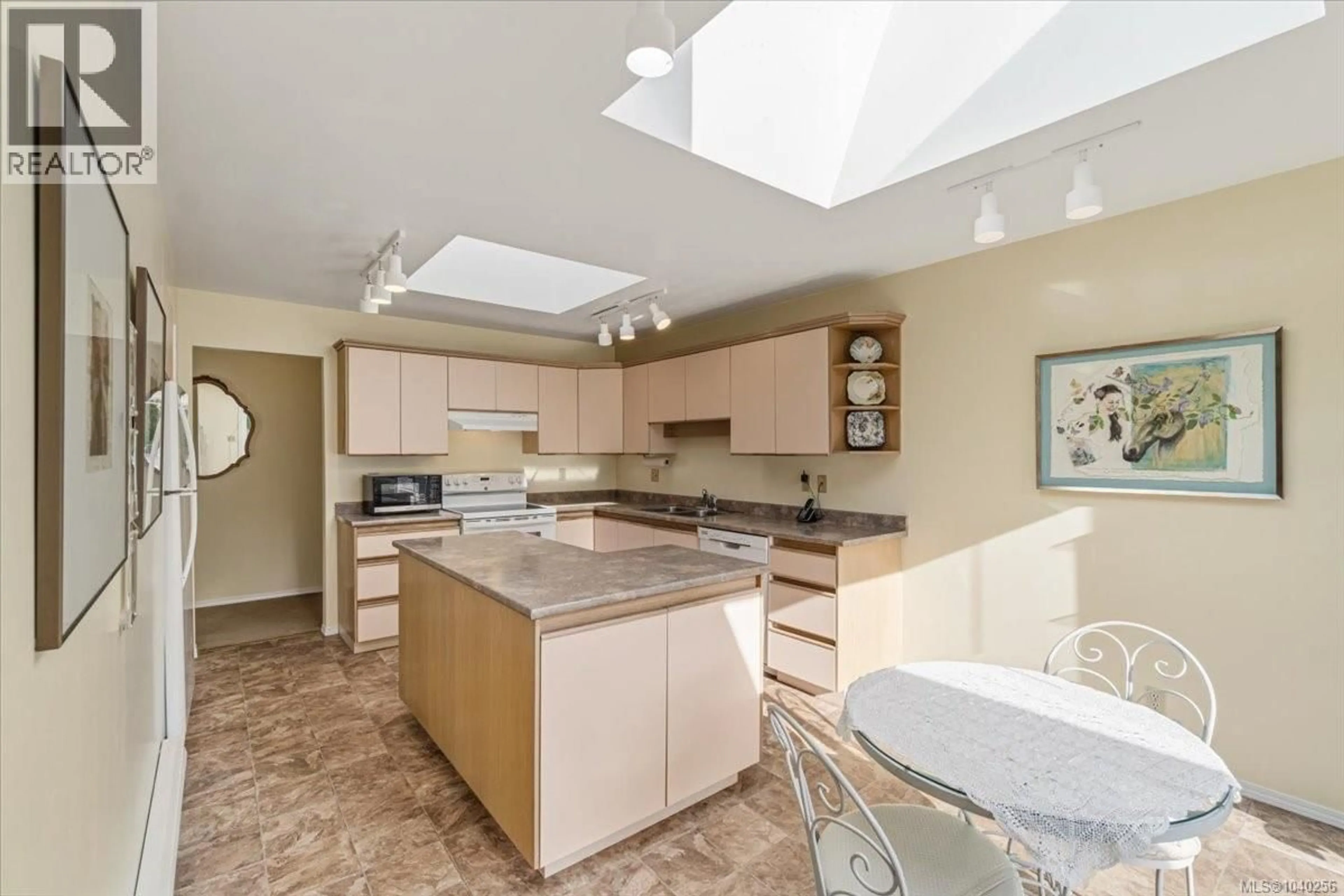 Open concept kitchen, ceramic/tile floor for 1095 PEPPER PLACE, French Creek British Columbia V9P1Z5