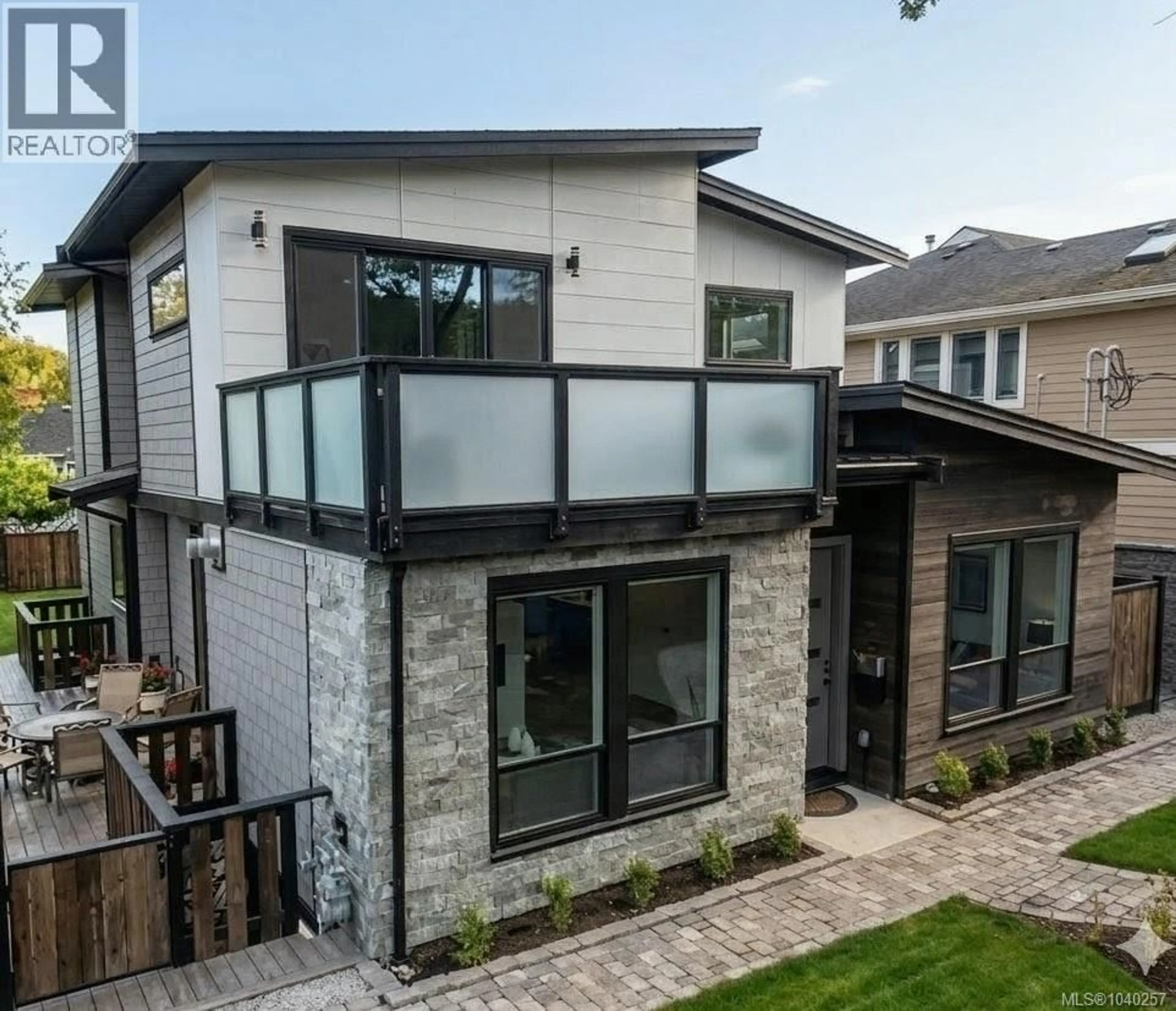 Home with brick exterior material, street for 909 BANK STREET, Victoria British Columbia V8S4B1