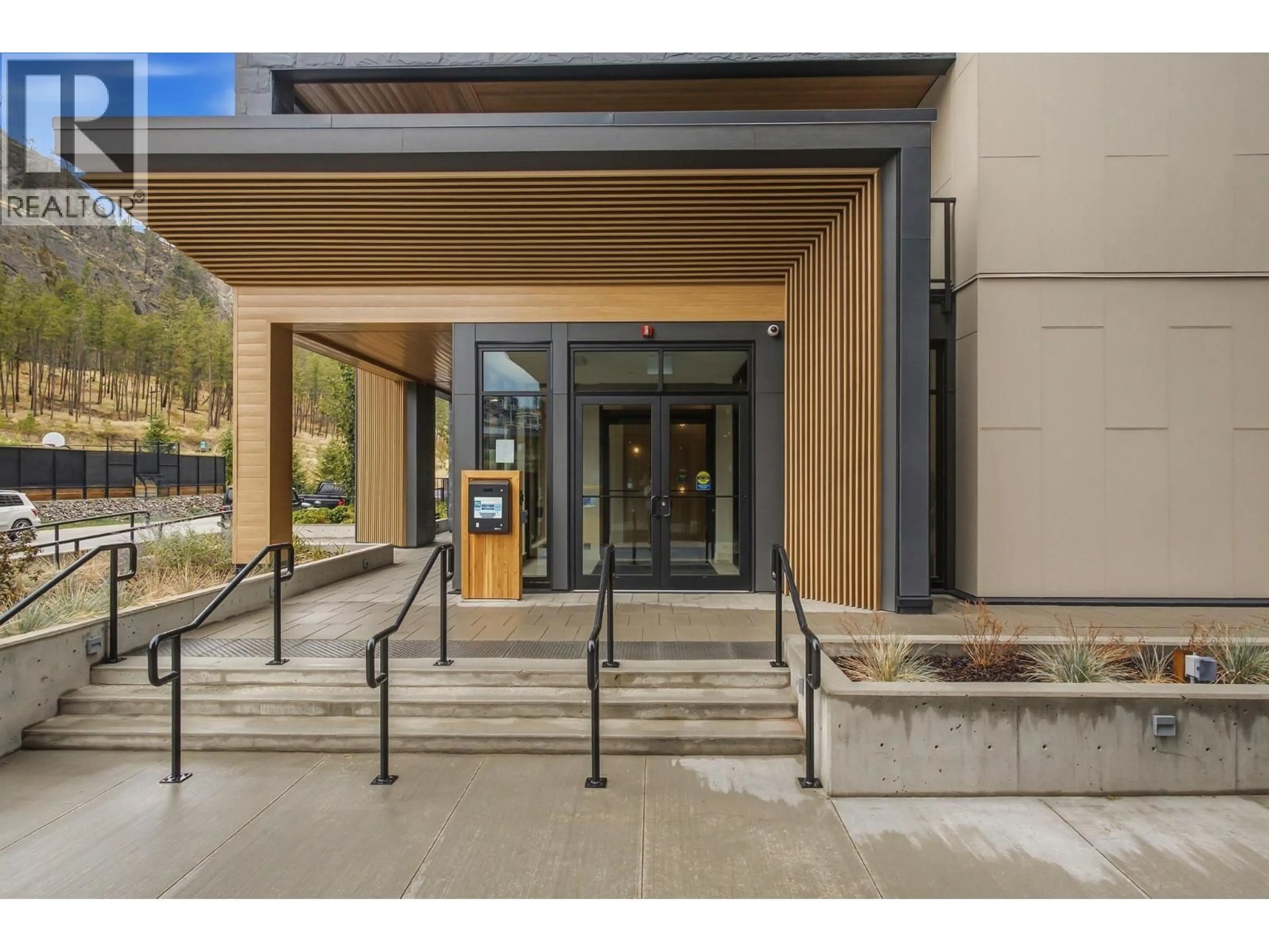 Indoor foyer for 404 - 9652 BENCHLAND DRIVE, Lake Country British Columbia V4V0A4