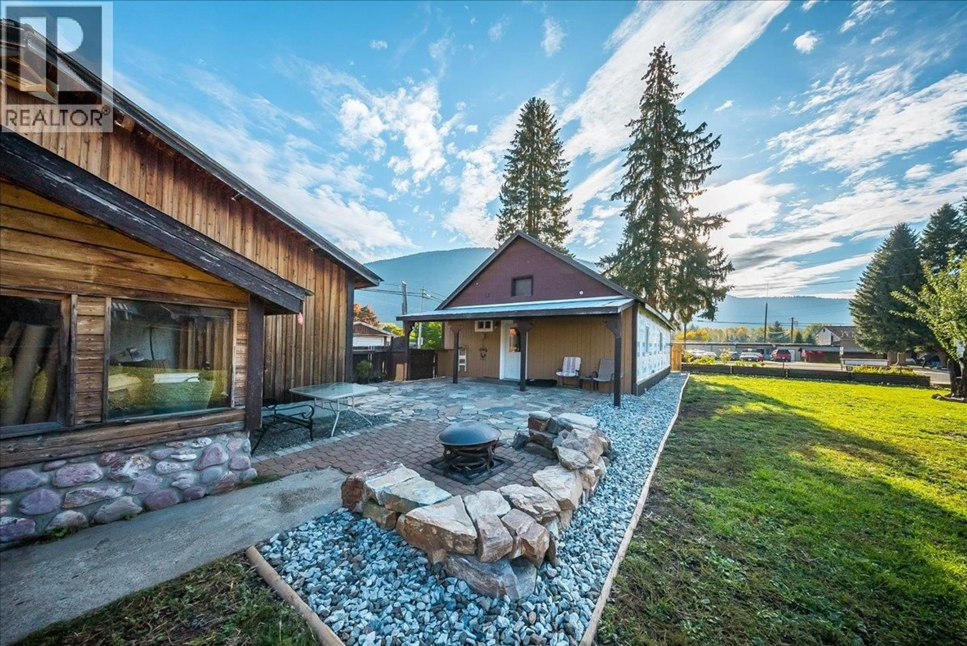 Patio, mountain view for 514 DAVIES AVENUE, Salmo British Columbia V0G1Z0