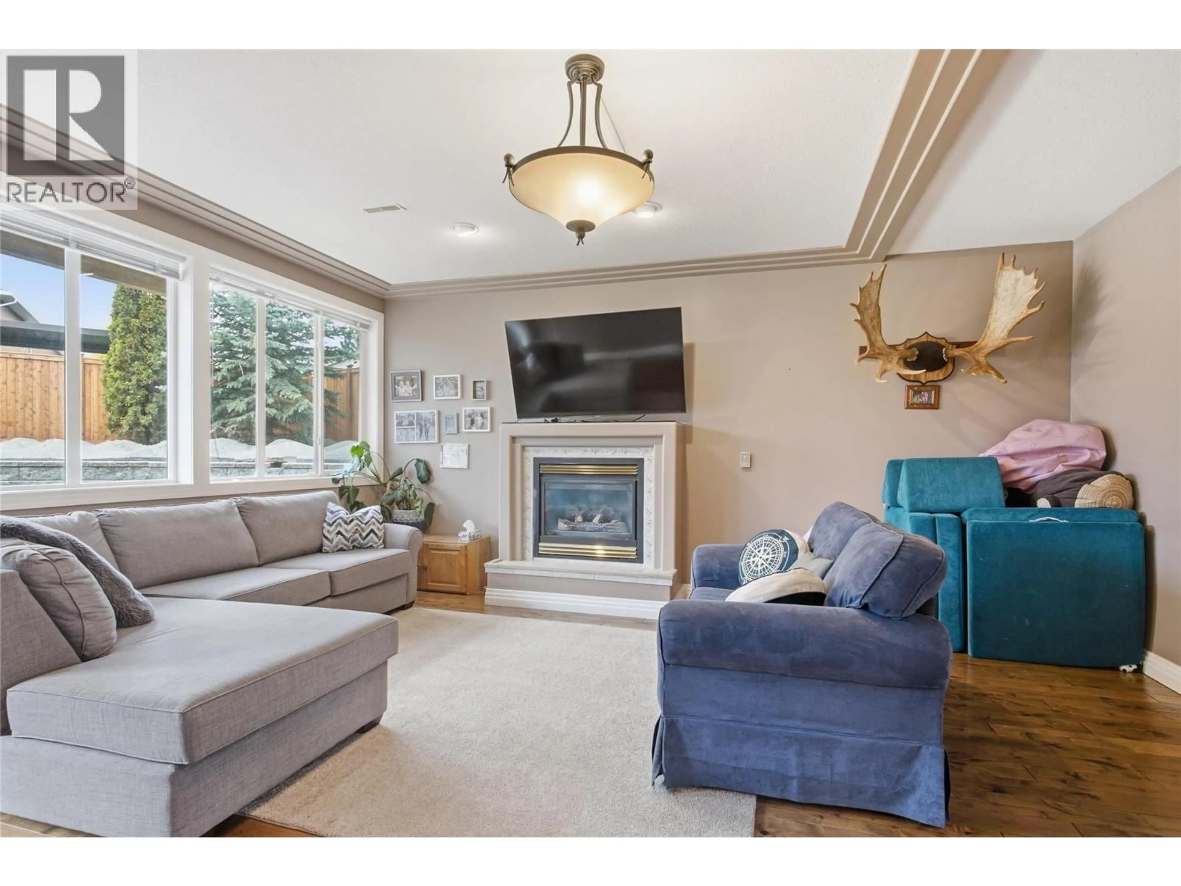 Living room with furniture, unknown for 2025 PANORAMA COURT, Kamloops British Columbia V2E2S1