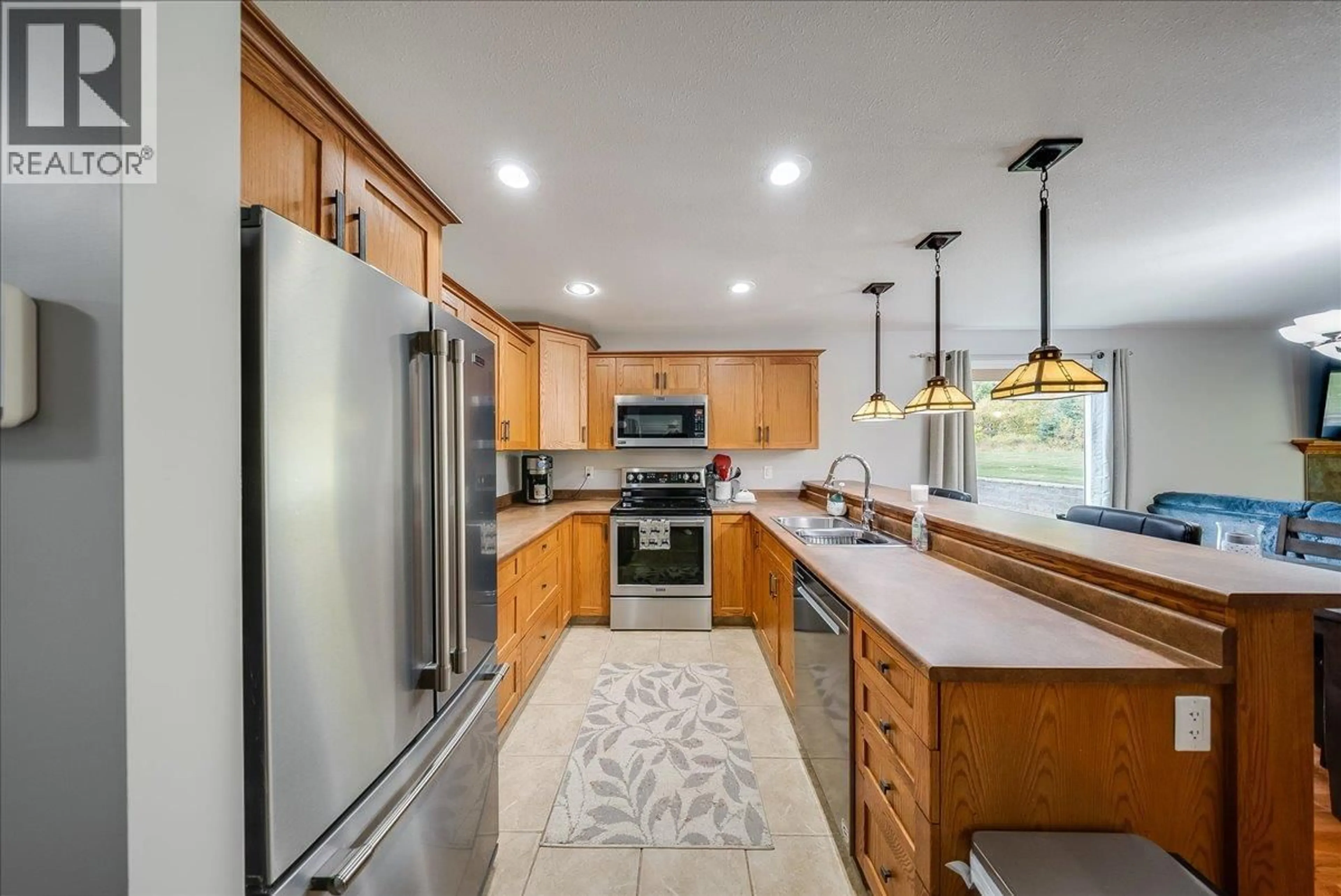Contemporary kitchen, ceramic/tile floor for 114 MOUNTAIN SIDE DRIVE, Fruitvale British Columbia V0G1L0