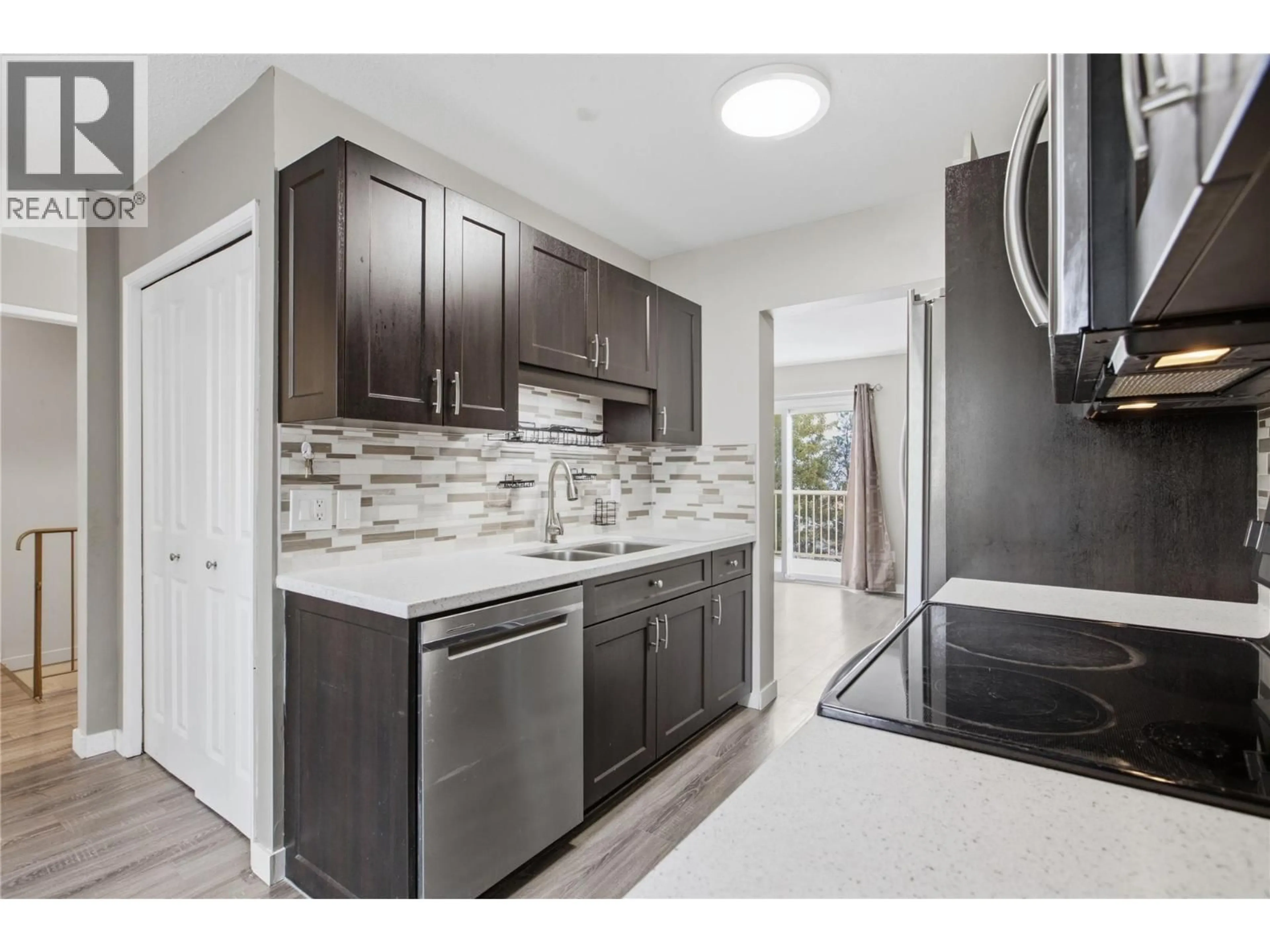 Open concept kitchen, ceramic/tile floor for 22 - 1469 SPRINGHILL DRIVE, Kamloops British Columbia V2E1H5