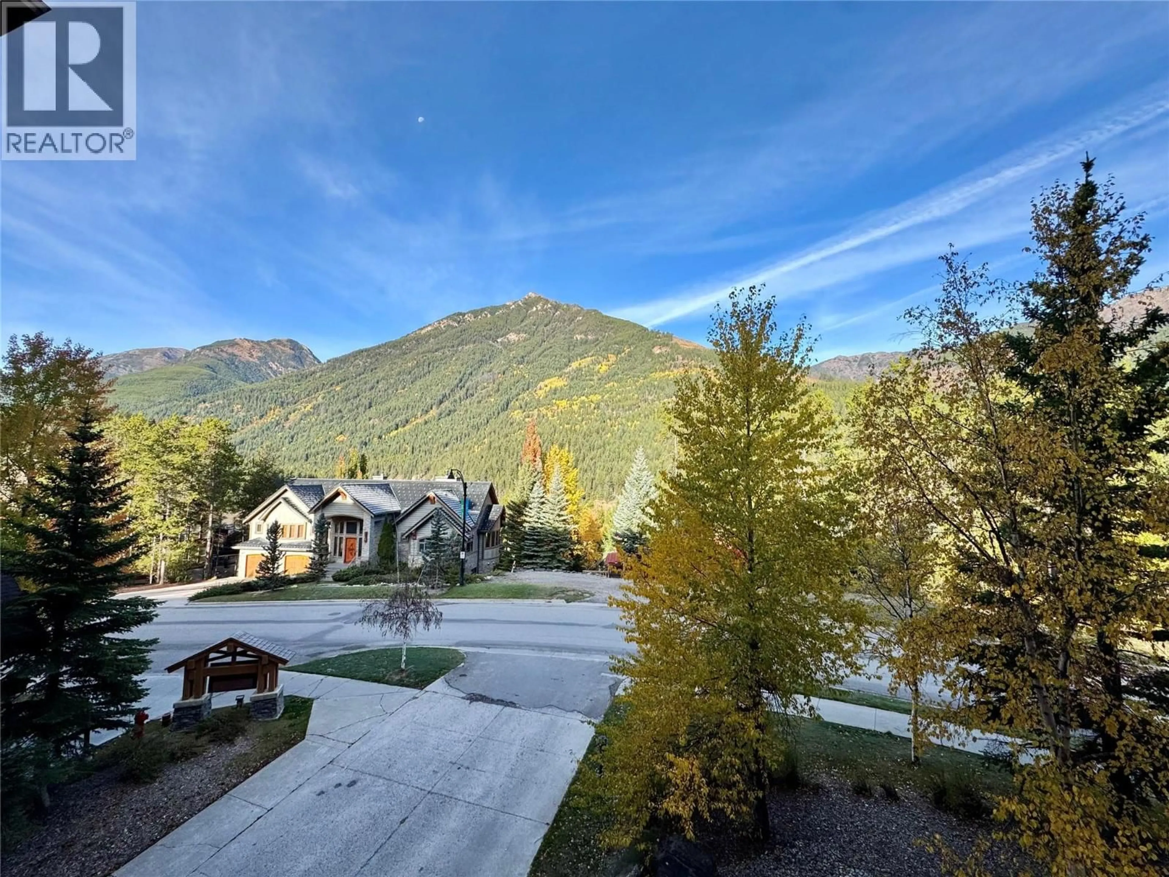 A pic from outside/outdoor area/front of a property/back of a property/a pic from drone, mountain view for 106 - 2064 SUMMIT DRIVE, Panorama British Columbia V0A1T0