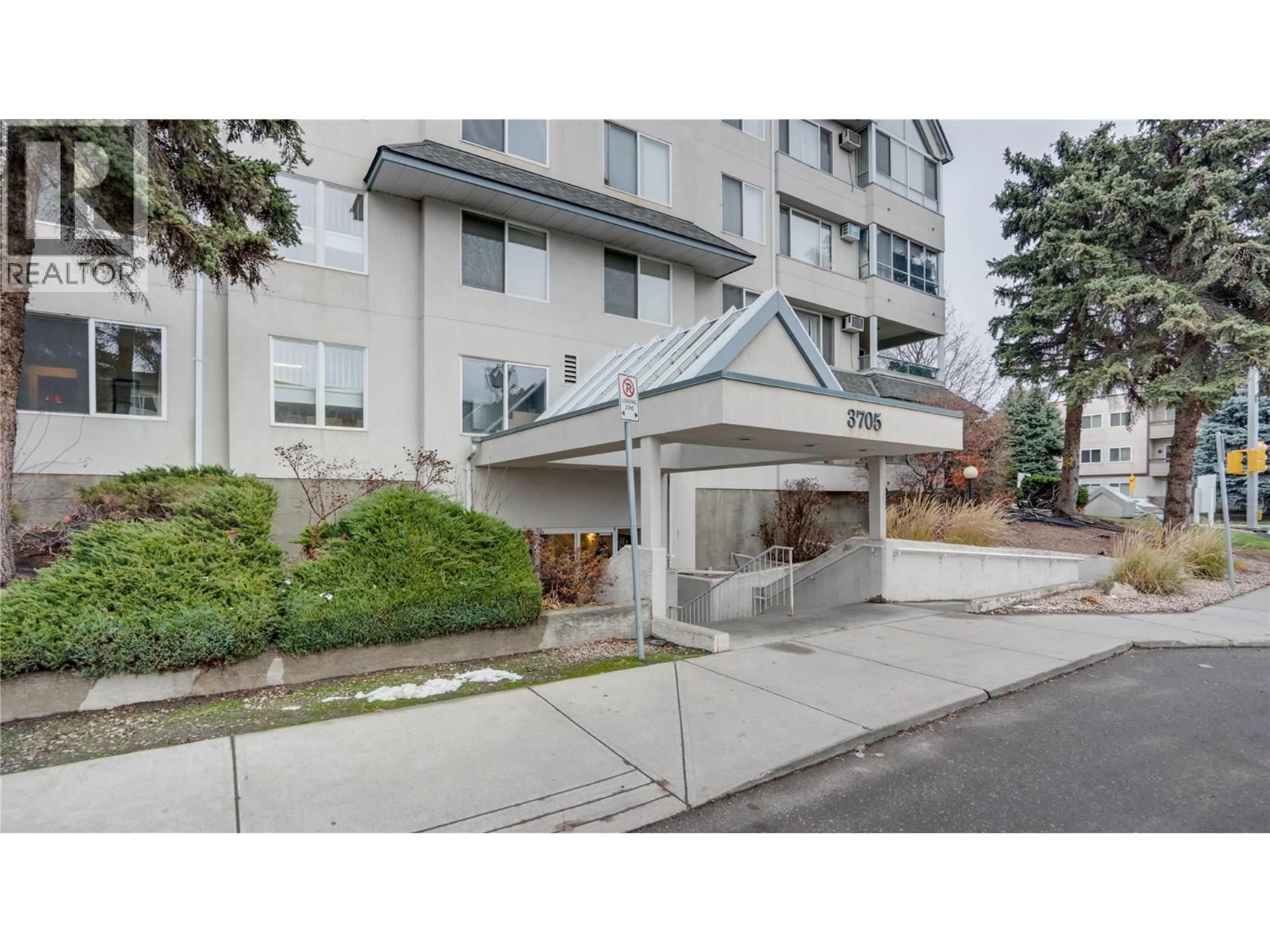 Indoor foyer for 104 - 3705 30 AVENUE, Vernon British Columbia V1T2E7