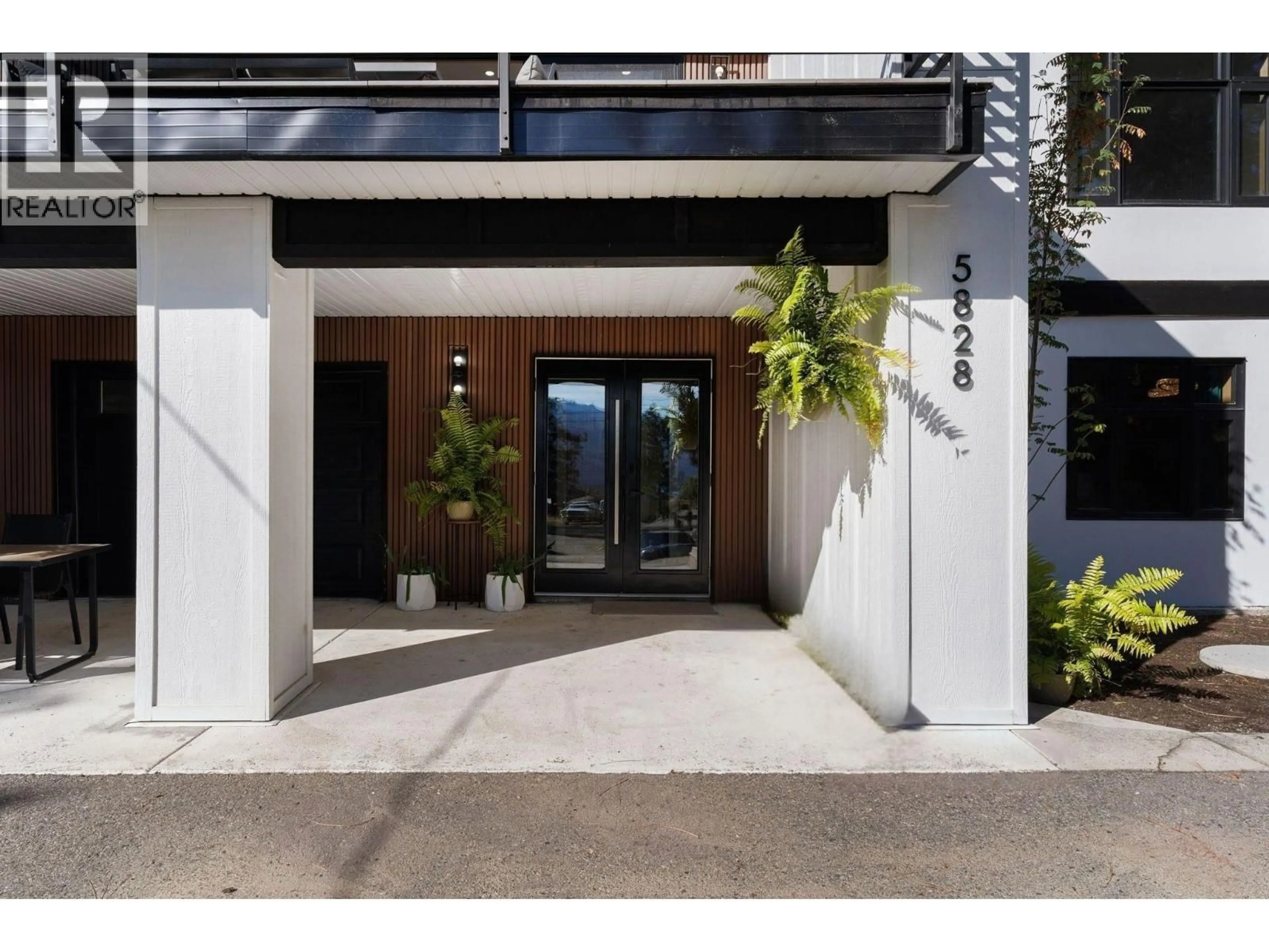Indoor entryway for 5828 BROWN PLACE, Peachland British Columbia V1Y4J1