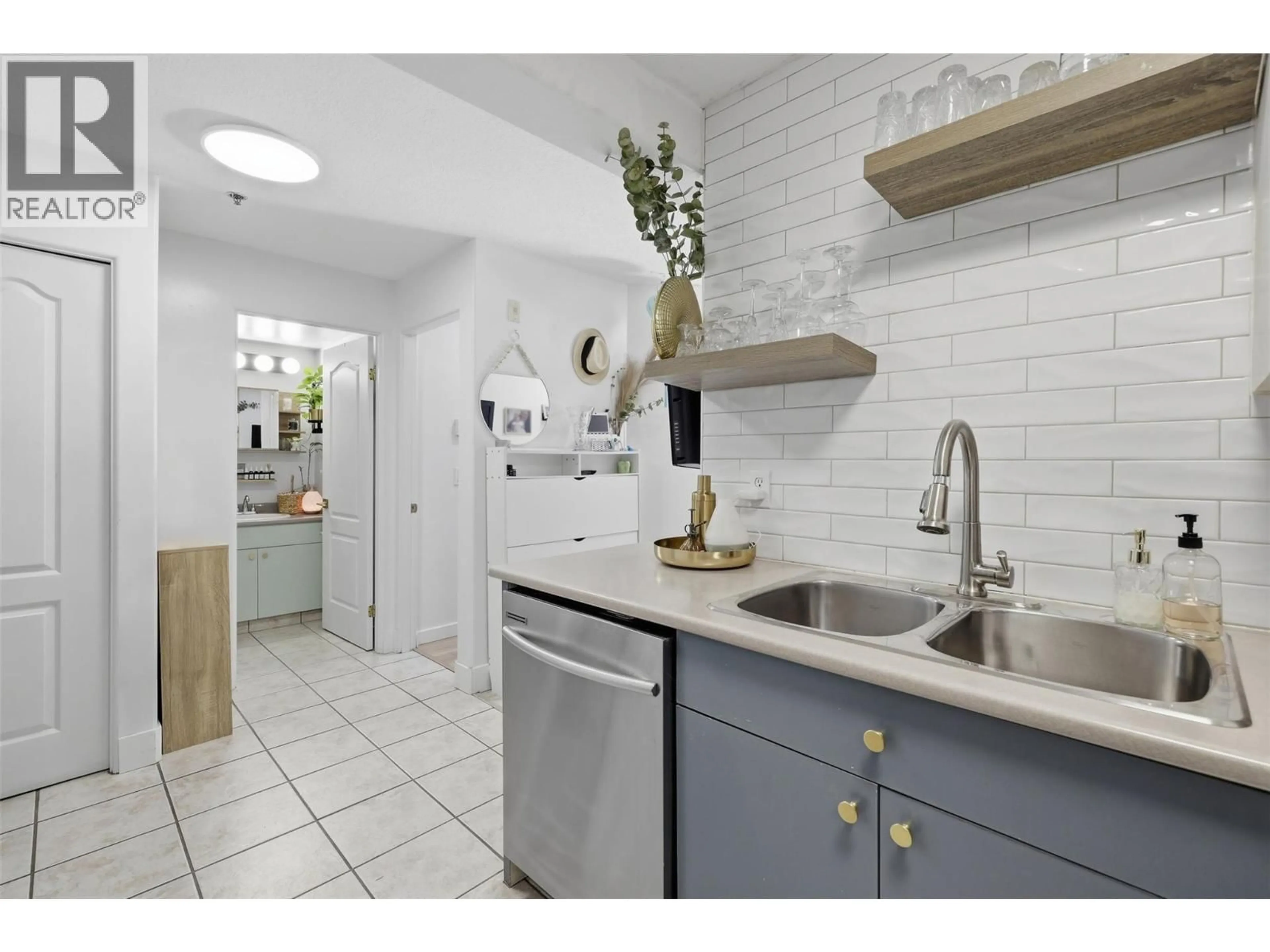 Standard kitchen, ceramic/tile floor for 312 - 554 SEYMOUR STREET, Kamloops British Columbia V2C2G9