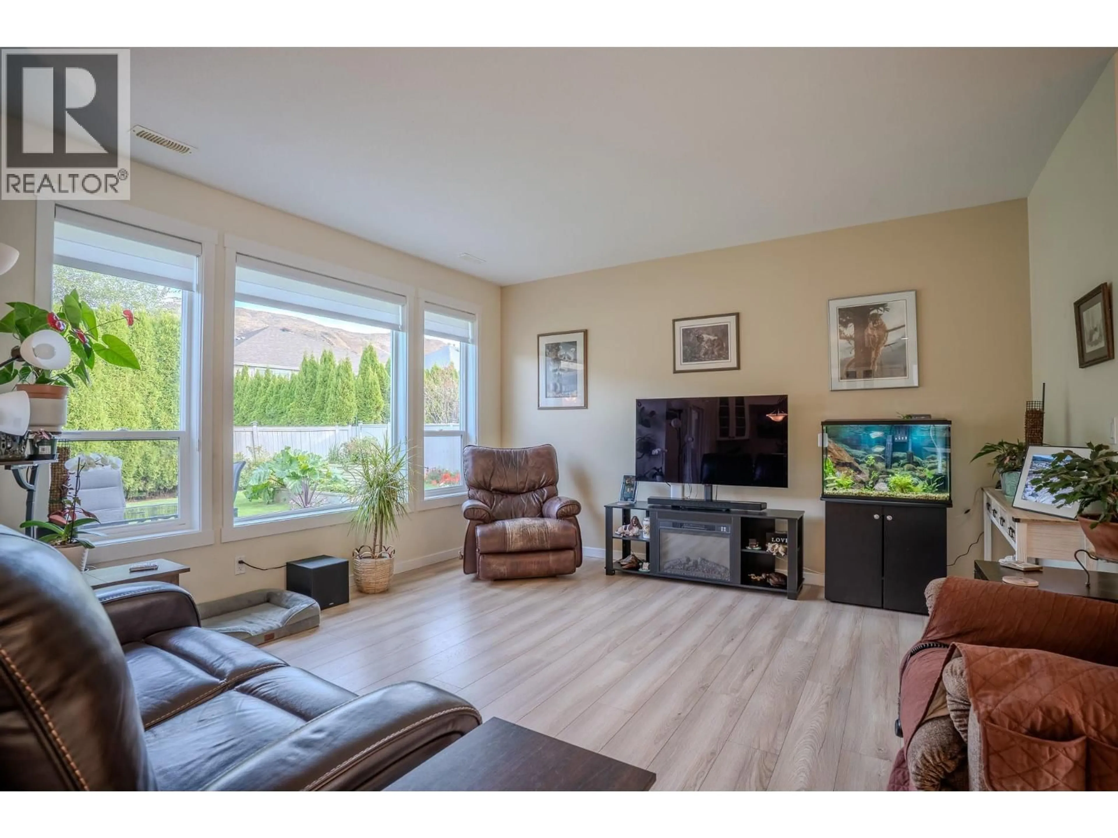 Living room with furniture, wood/laminate floor for 2620 ROSEWOOD AVENUE, Kamloops British Columbia V2B0C4