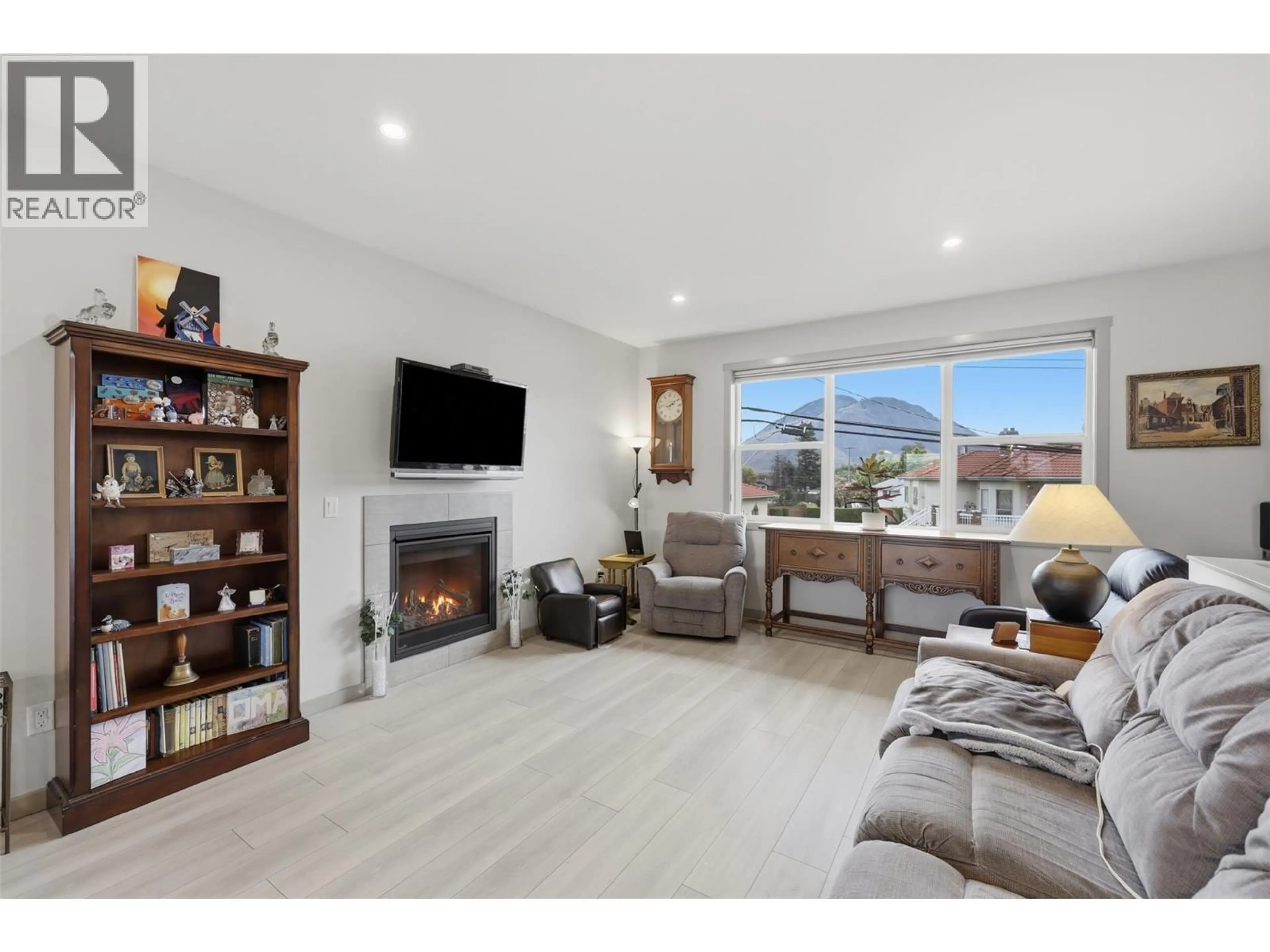 Living room with furniture, wood/laminate floor for 611 MCGOWAN AVENUE, Kamloops British Columbia V2B2P7