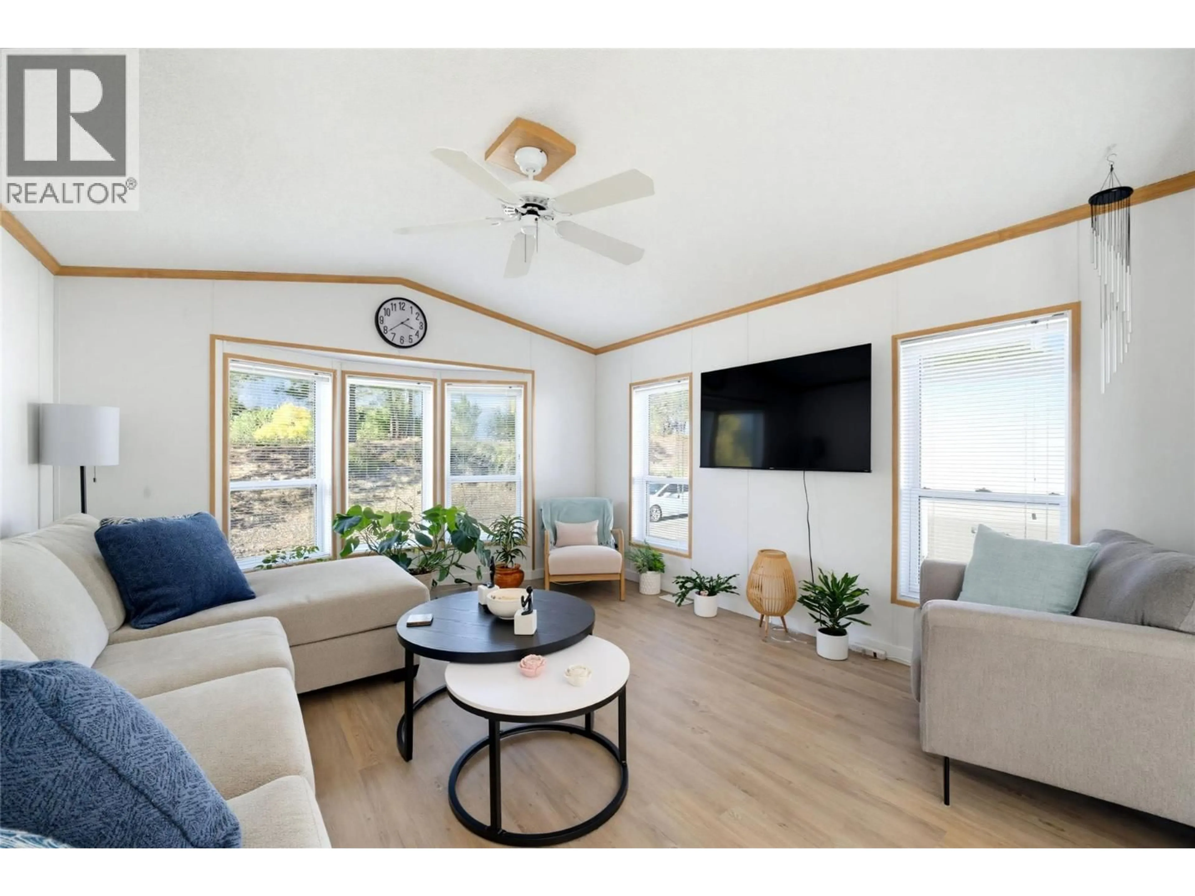 Living room with furniture, wood/laminate floor for 7 - 1250 HILLSIDE AVENUE, Chase British Columbia V0E1M0
