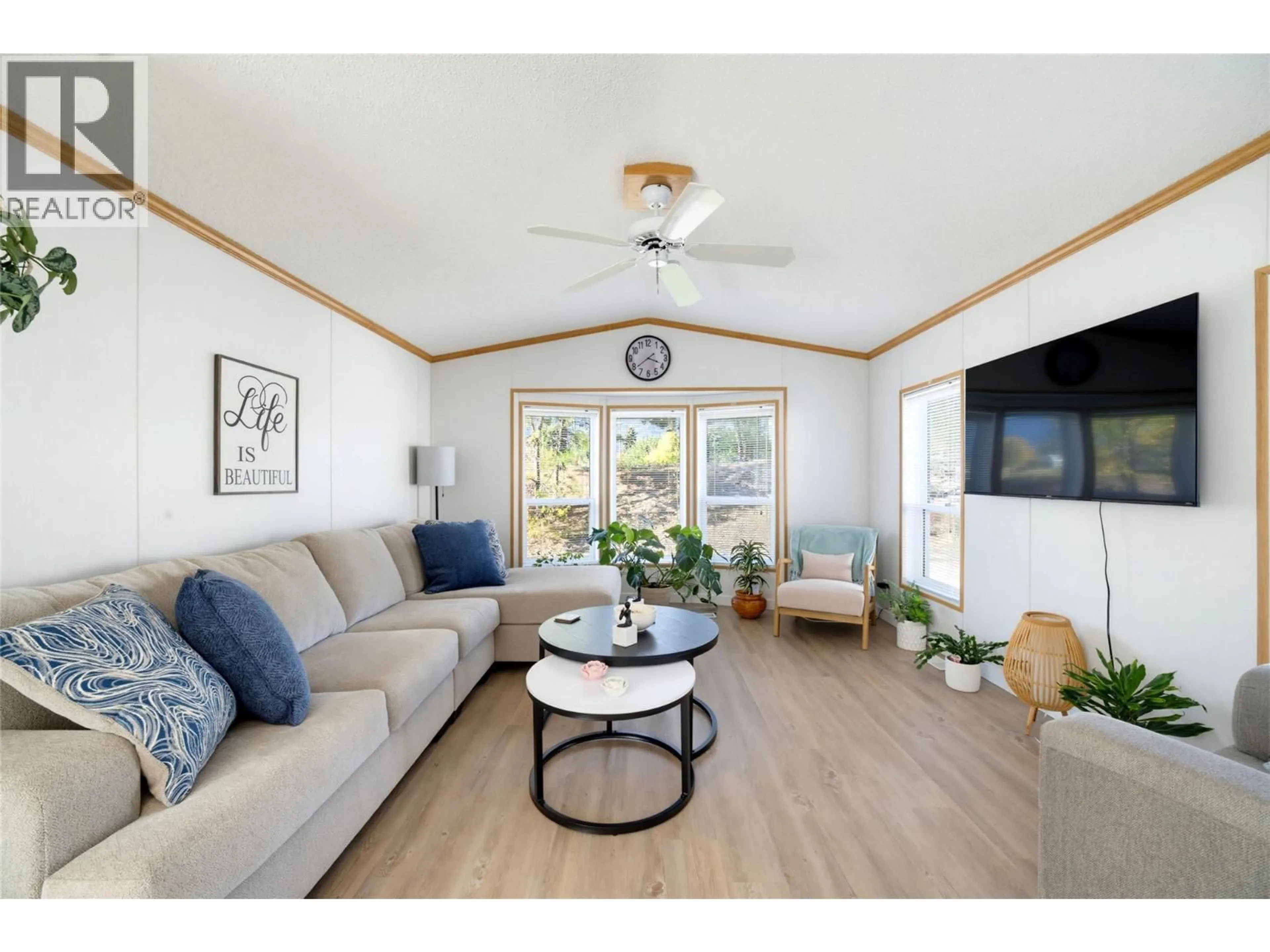 Living room with furniture, wood/laminate floor for 7 - 1250 HILLSIDE AVENUE, Chase British Columbia V0E1M0