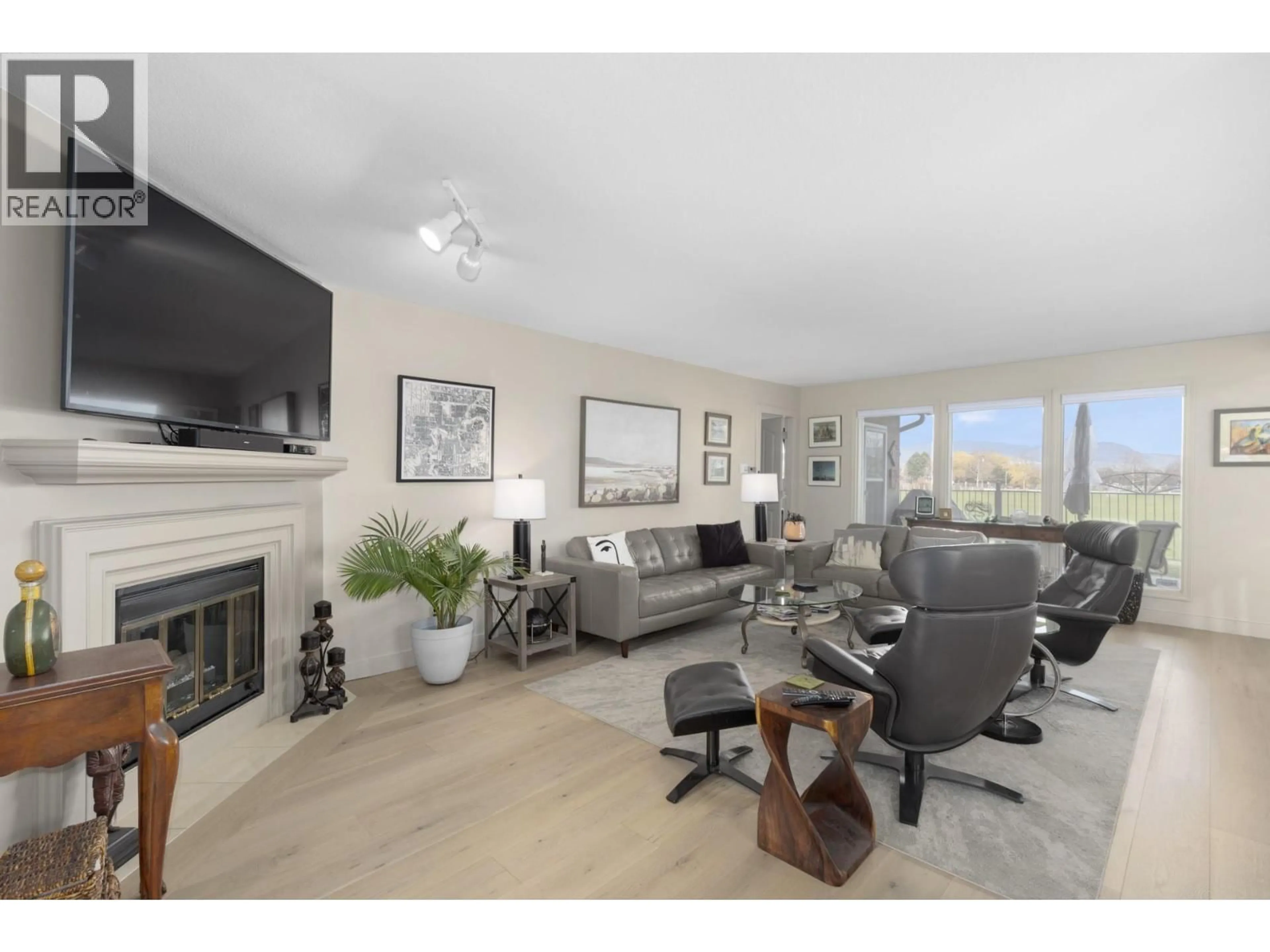 Living room with furniture, wood/laminate floor for 9 - 1020 LANFRANCO ROAD, Kelowna British Columbia V1W3W6