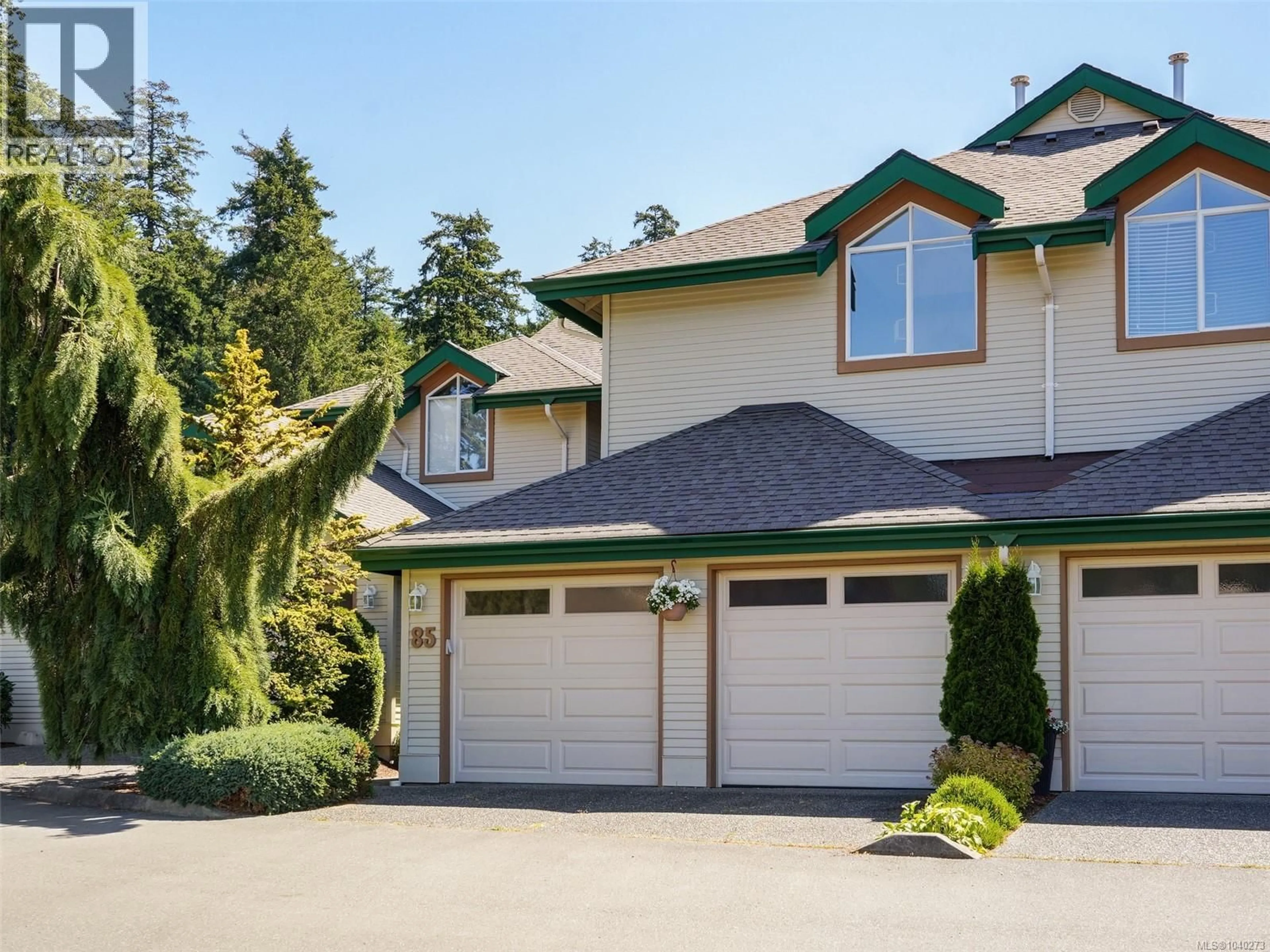 Home with vinyl exterior material, street for 85 - 530 MARSETT PLACE, Saanich British Columbia V8Z7J2