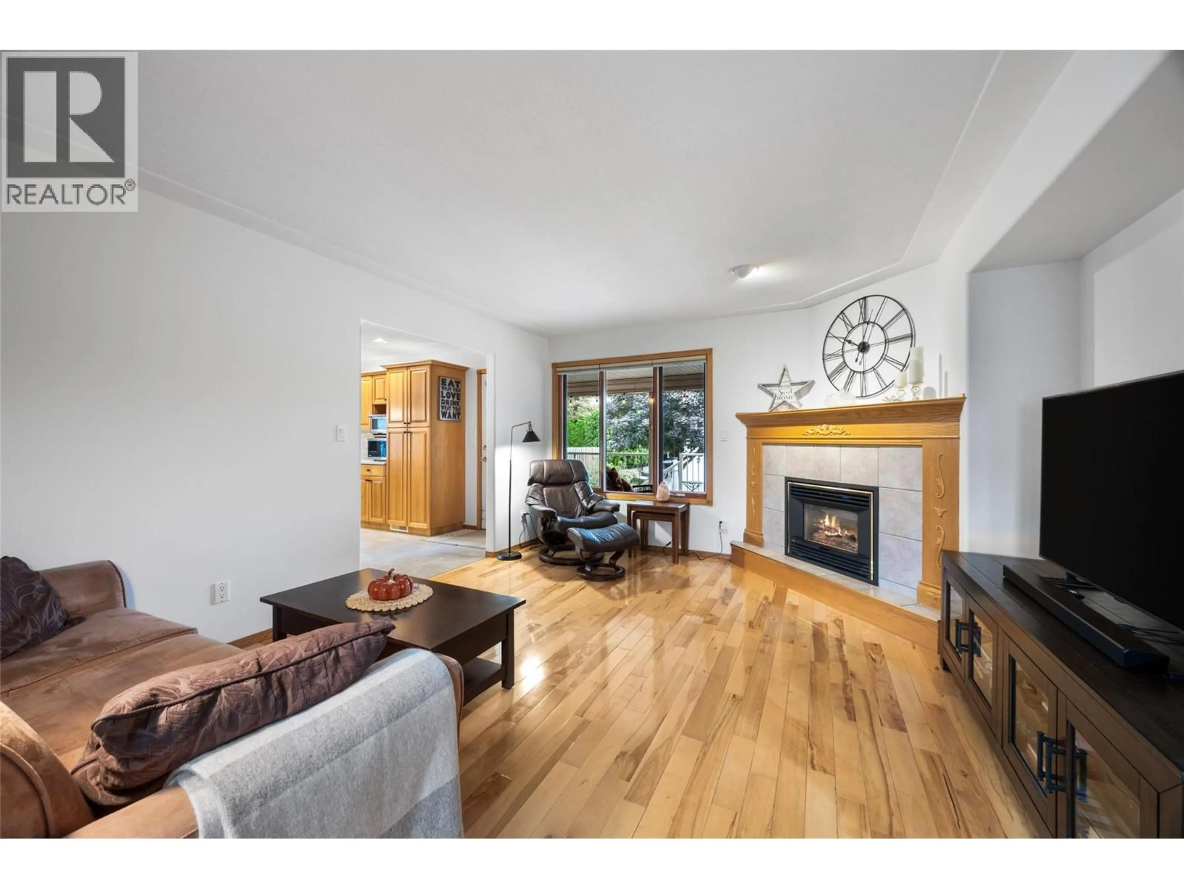 Living room with furniture, wood/laminate floor for 780 HUNTINGTON DRIVE, Kamloops British Columbia V2B6G4