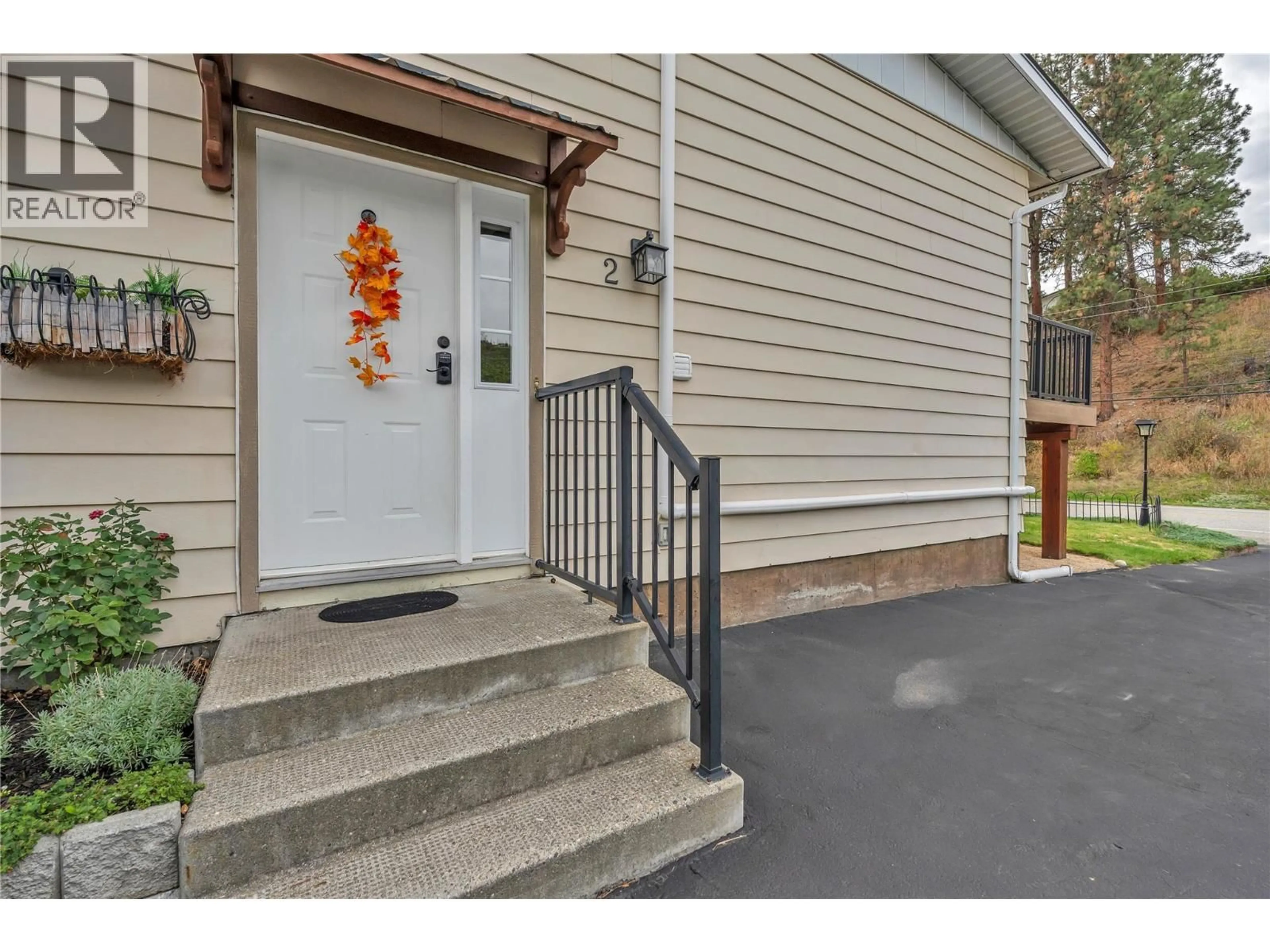 Indoor entryway for 2 - 11318 JUBILEE ROAD WEST, Summerland British Columbia V0H1Z0