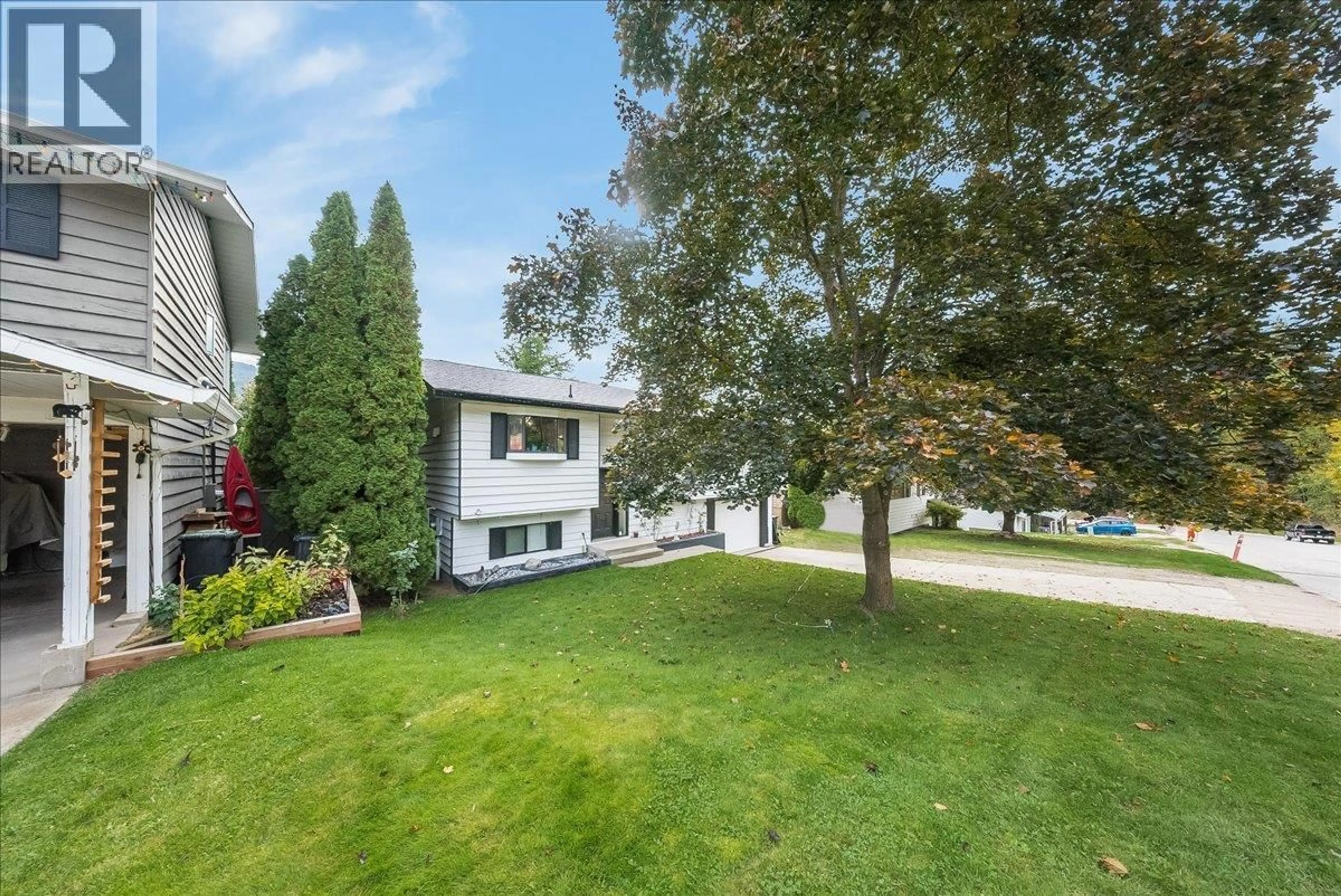 A pic from outside/outdoor area/front of a property/back of a property/a pic from drone, unknown for 3609 SOUTHRIDGE DRIVE, Castlegar British Columbia V1N3X7