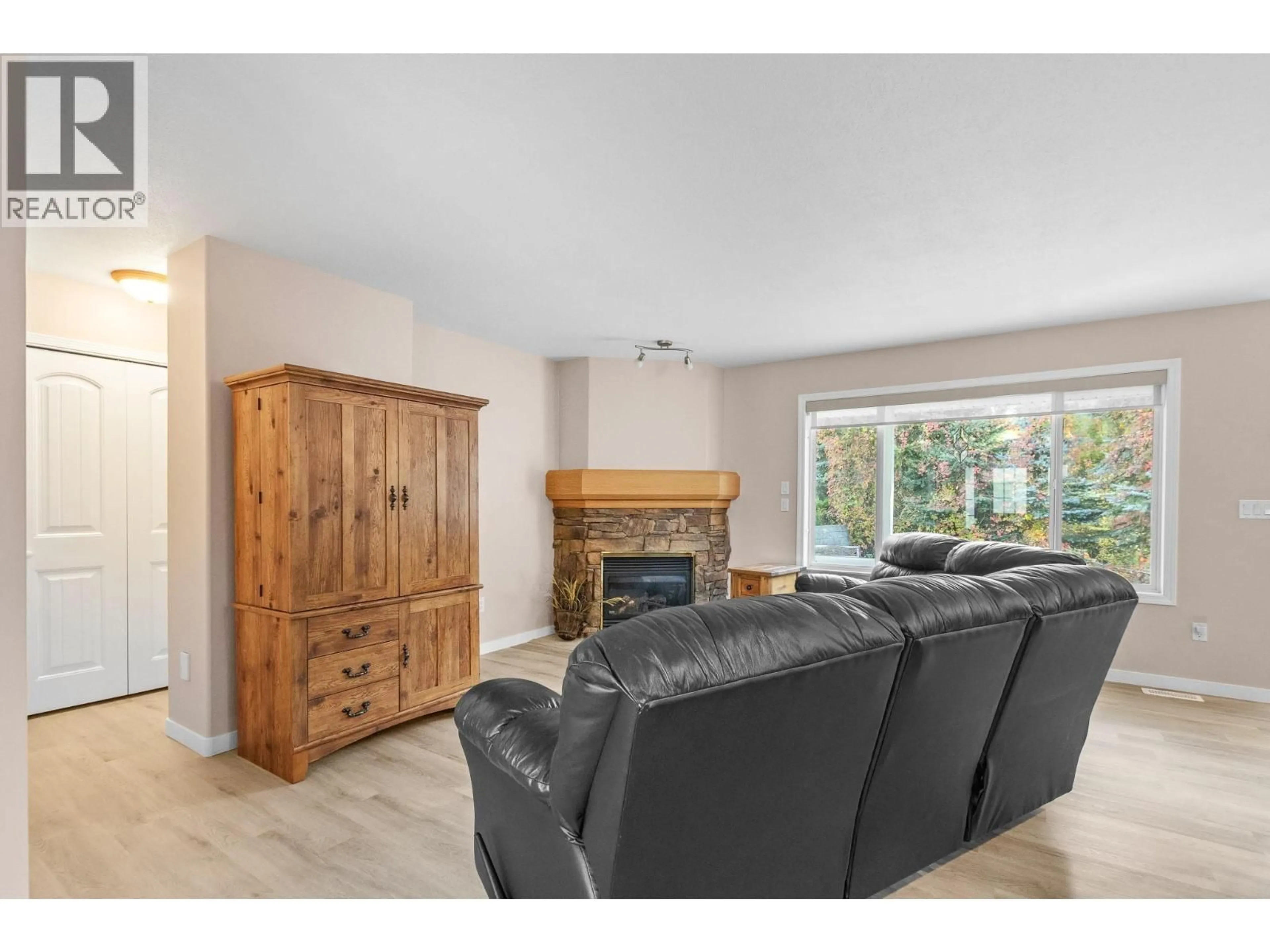 Living room with furniture, wood/laminate floor for 18 - 801 20 STREET NORTHEAST, Salmon Arm British Columbia V1E2R7