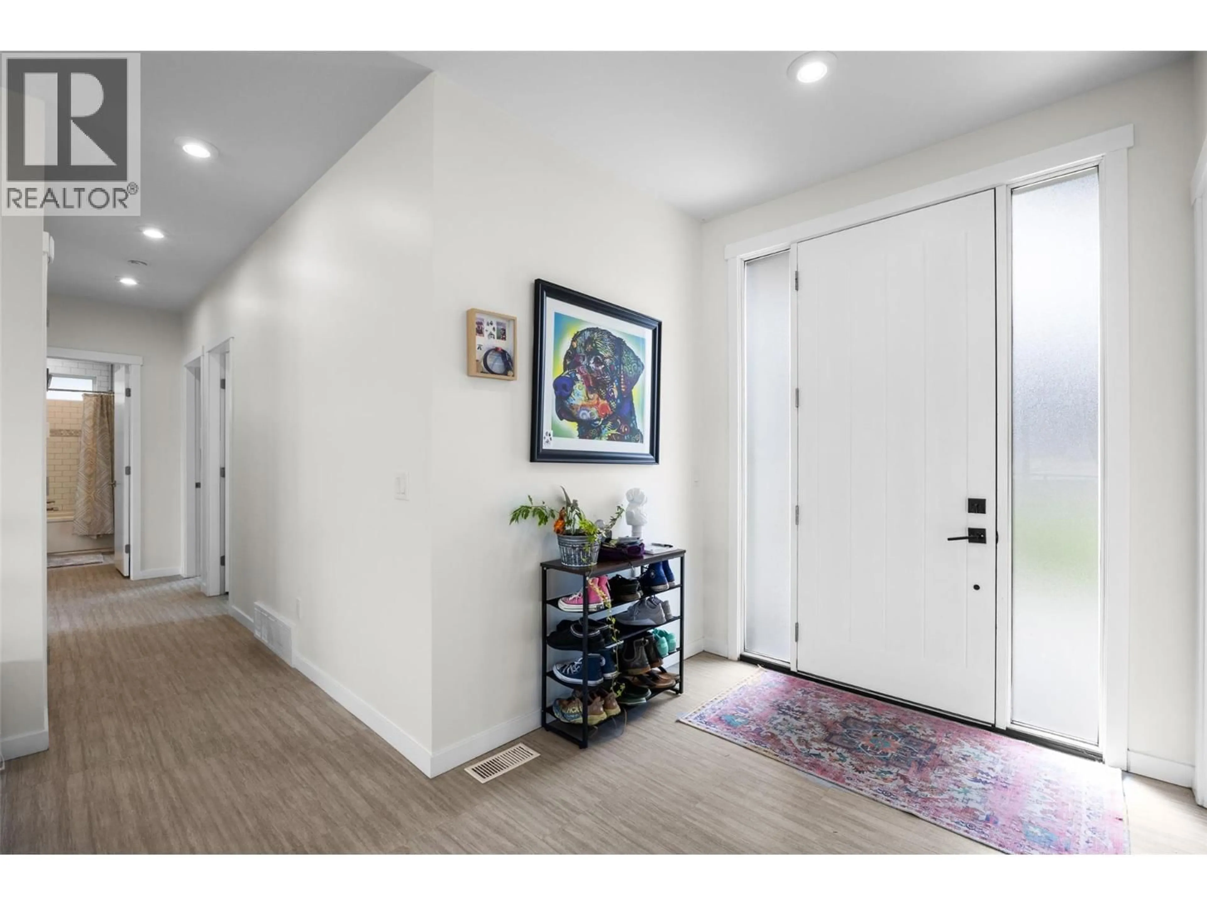 Indoor entryway for 1968 QU'APPELLE BOULEVARD, Kamloops British Columbia V2E0C1
